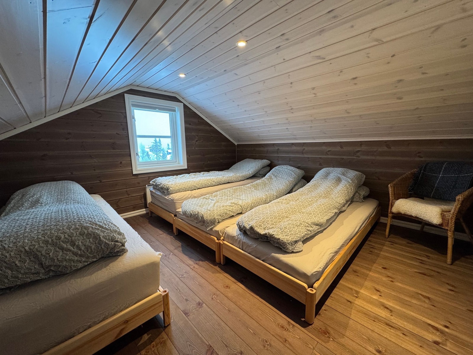 Kjempestort hemserom som har vært innredet med stablesenger som dobbeltseng. Disse kan settes ut slik at rommet kan bli en sovesal for en hel familie, og fortsatt ha plass til bagasje. Galleribilde