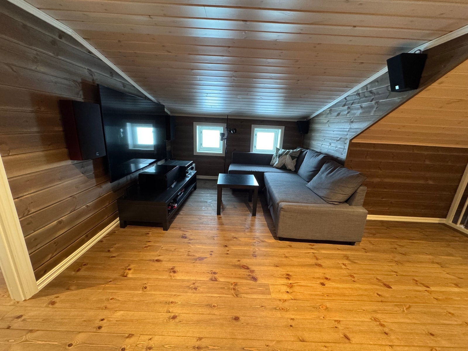 Det er lagt opp skjulte høyttalerkabler til surroundanlegg på TV-stuen. Galleribilde