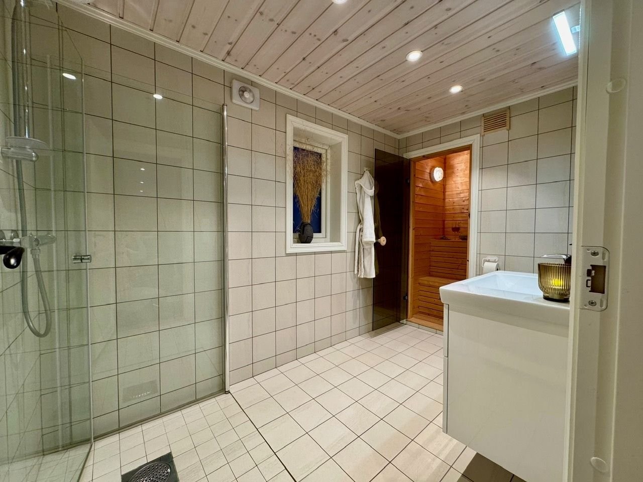 Lekkert hovedbad med badstue. Galleribilde