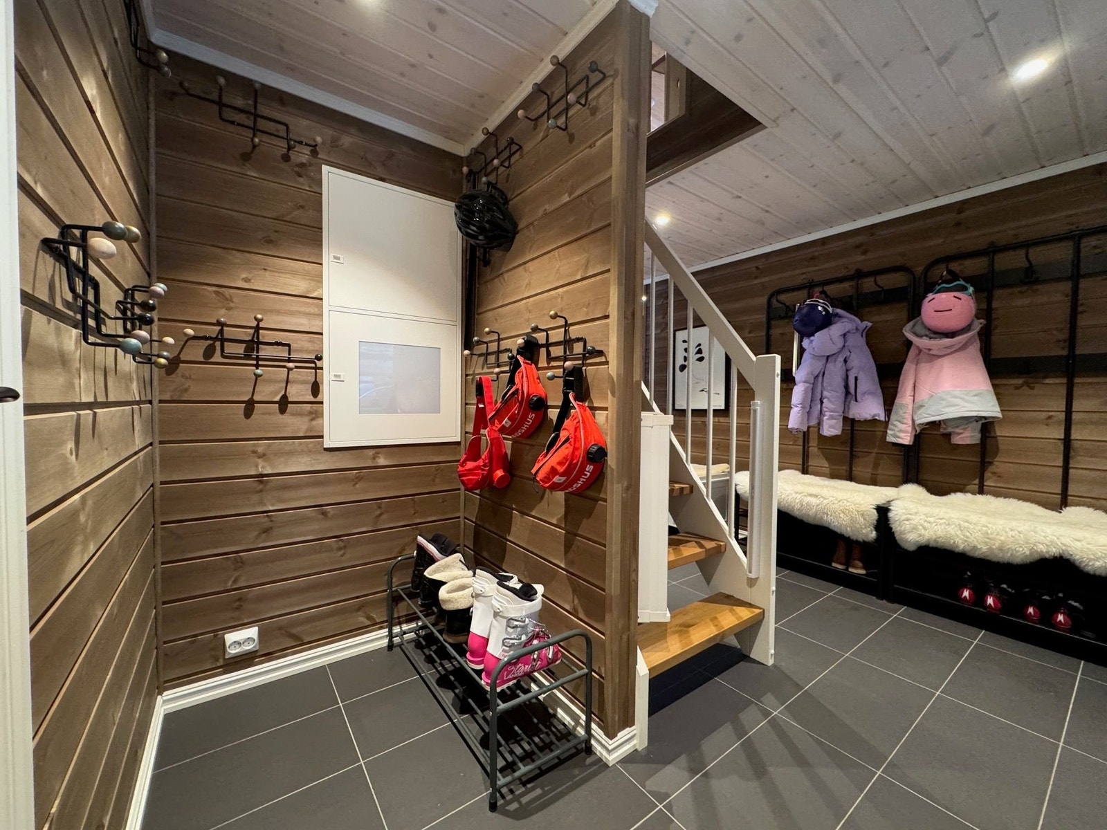 Romslig entré med plass til mye klær og mange som kan ta av og på klær samtidig. Varmepumpe på vegg og varmekabler i gulv gir svært god tørk. Galleribilde