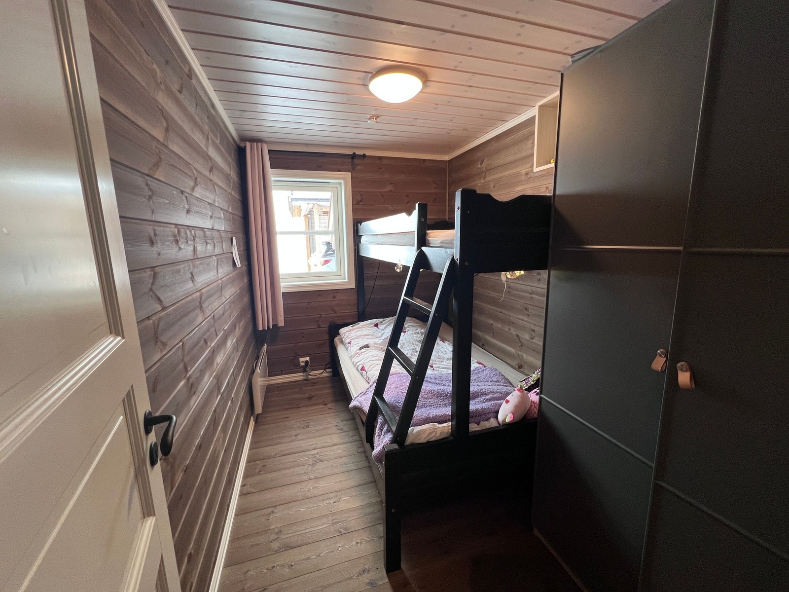 Ett av to like soverom med plass til familiekøye og garderobe. Galleribilde