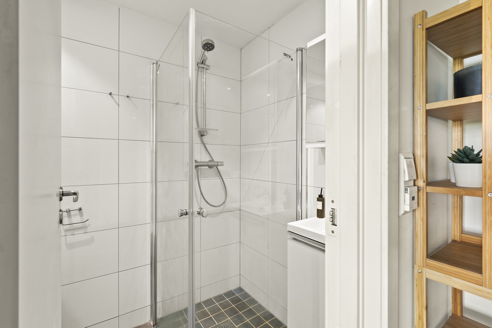Badet er lyst, delikat og innbydende - rehabilitert i 2018 av fagfolk i regi av sameiet. Galleribilde