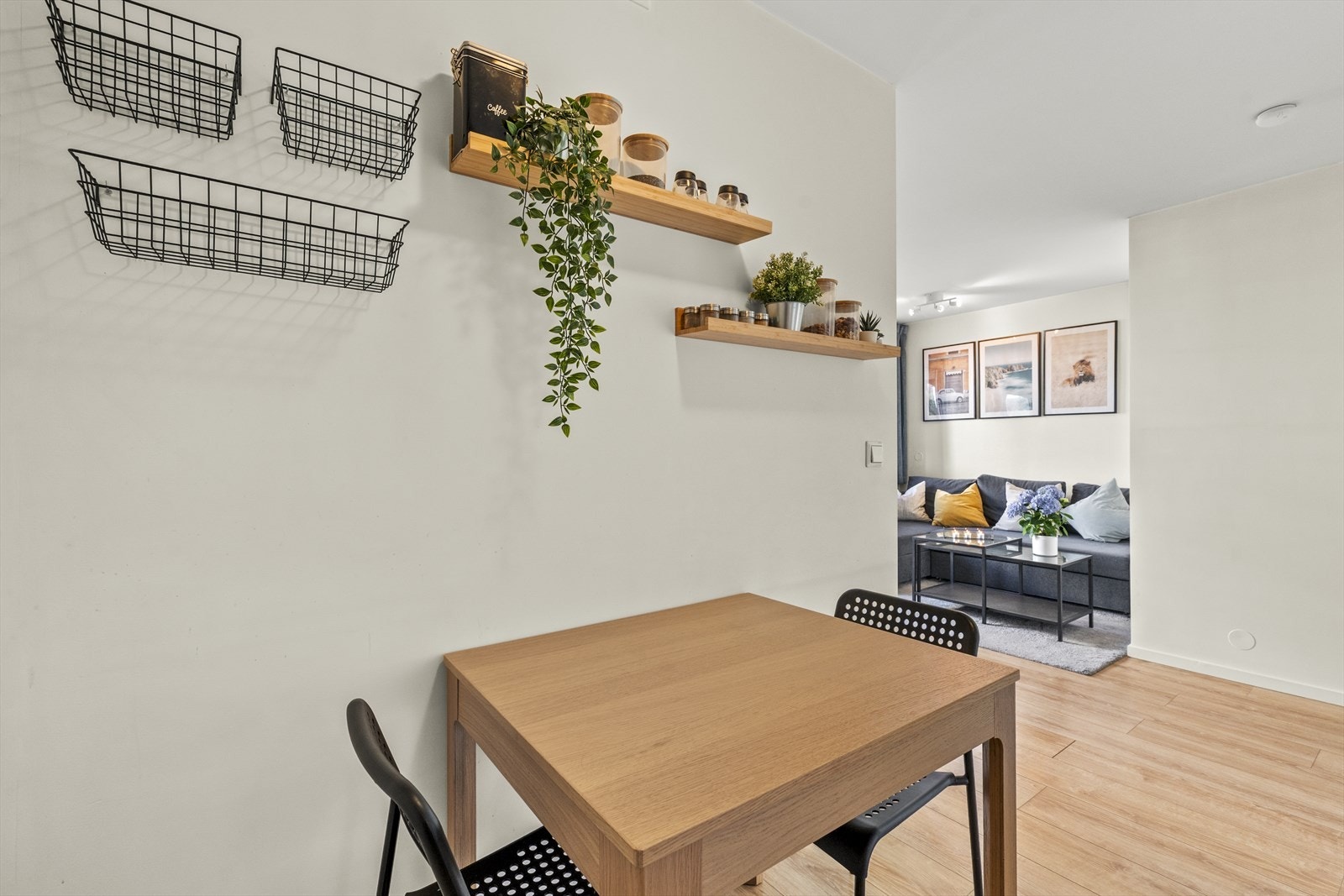 Det er god plass til et lite kjøkkenbord med to stoler - perfekt for hyggelige måltider. Galleribilde