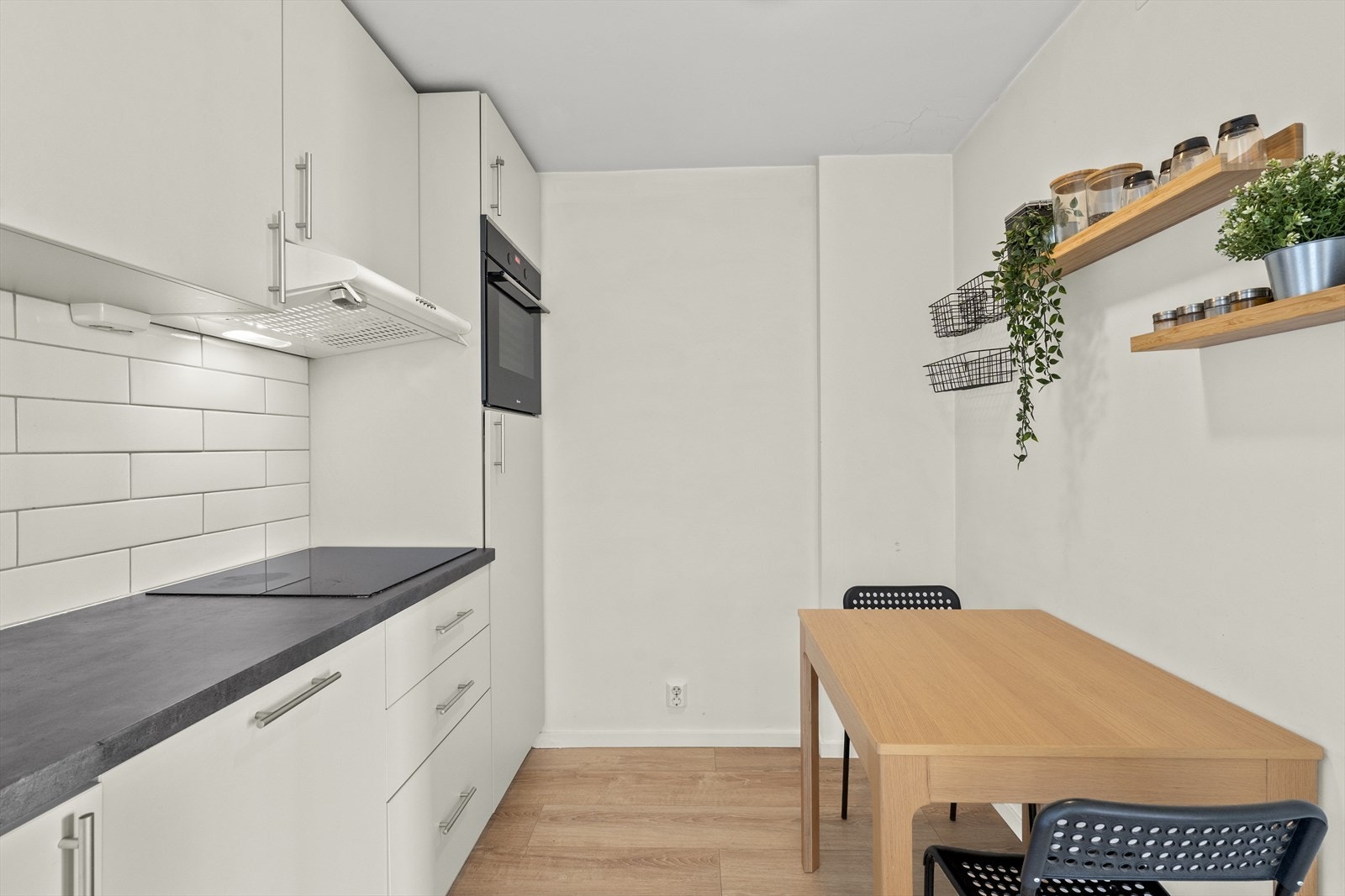 Fliser over benk gir både praktisk og estetisk finish. Laminat på gulv, malte vegger og himling gir et helhetlig uttrykk. Galleribilde