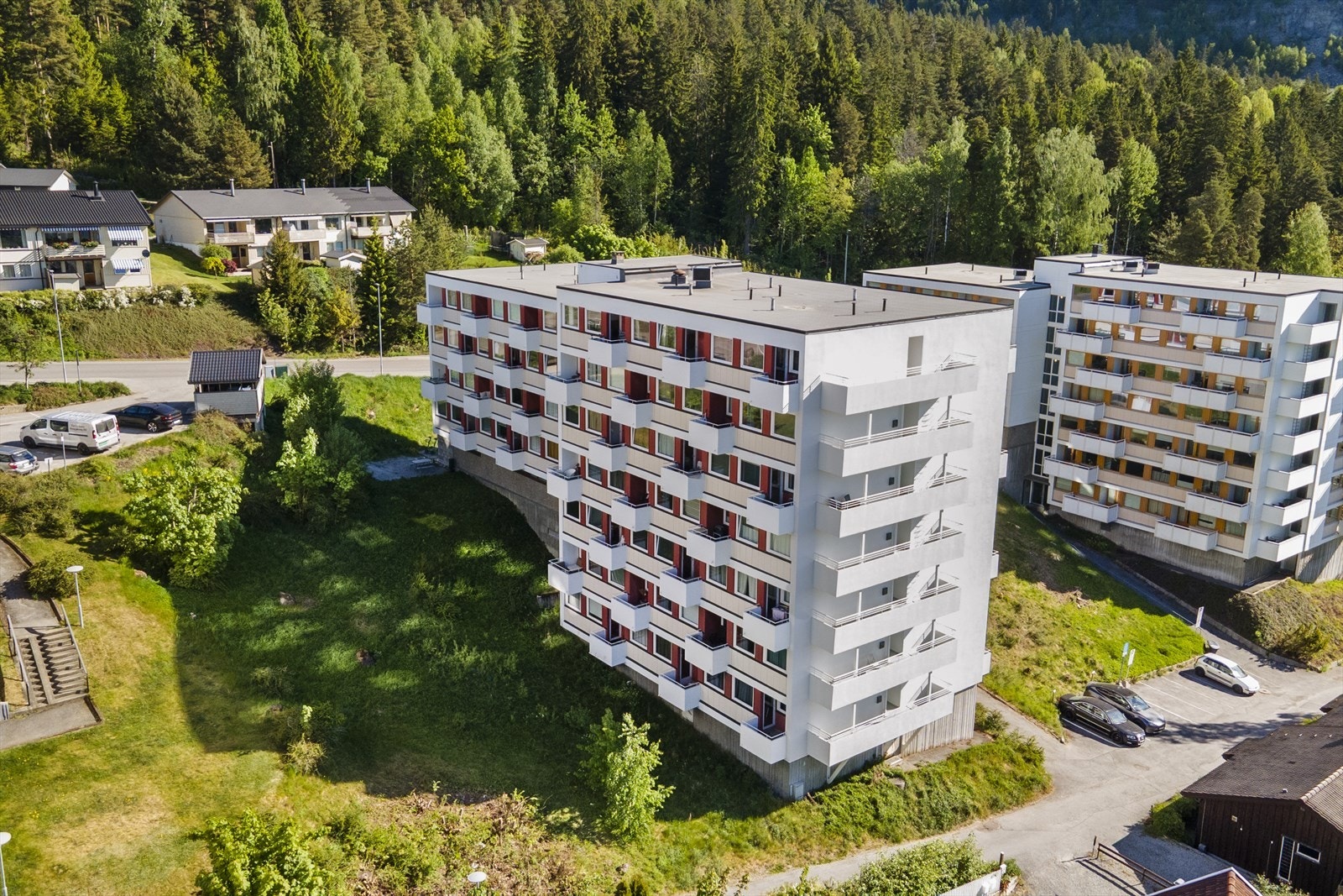 Underlia 51 ligger høyt og fritt til i populære Bragernesåsen - et markanært og trivelig boligområde perfekt plassert mellom skog og by. Galleribilde