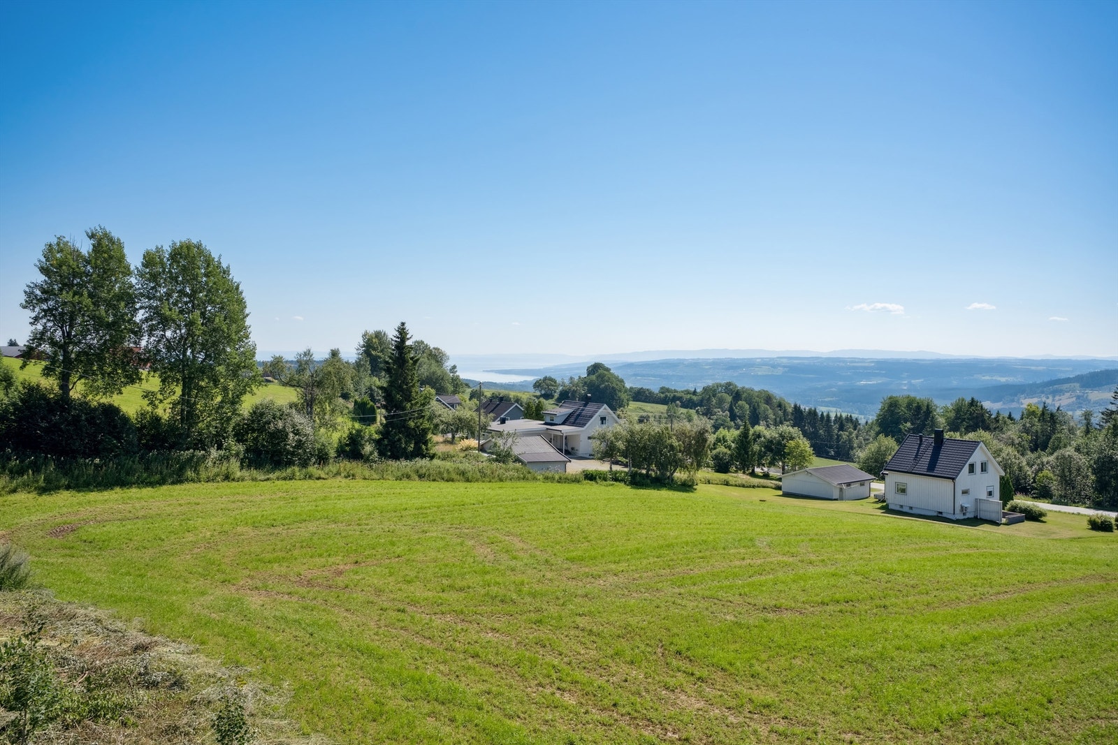 Fra eiendommen er det nydelig utsikt! Ca 15 min til Gjøvik sentrum. Galleribilde
