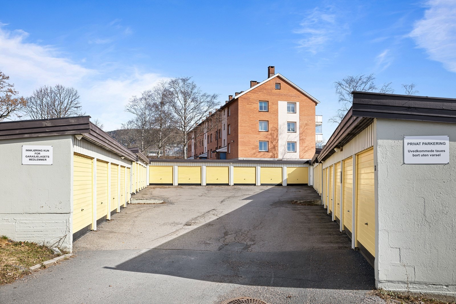 Garasjeplasser kan leies etter ventelister i garasjelag tilknyttet borettslaget. Galleribilde
