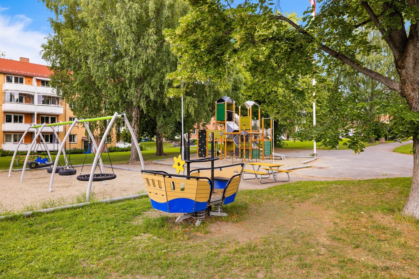 På tunet ble det etablert en ny lekeplass i 2023, som raskt har blitt et sosialt samlingssted på varme sommerdager. Galleribilde