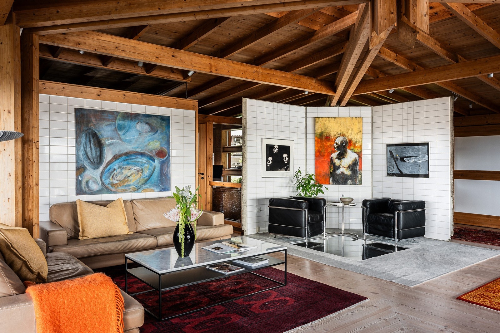 Mange veggflater til å kunne henge kunst på. Galleribilde