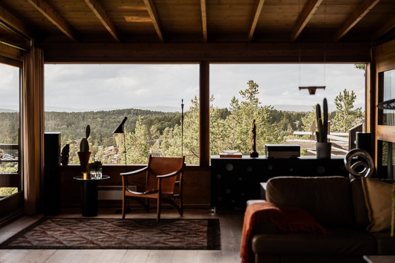 Store vindusflater med utsikt mot fjorden. Galleribilde