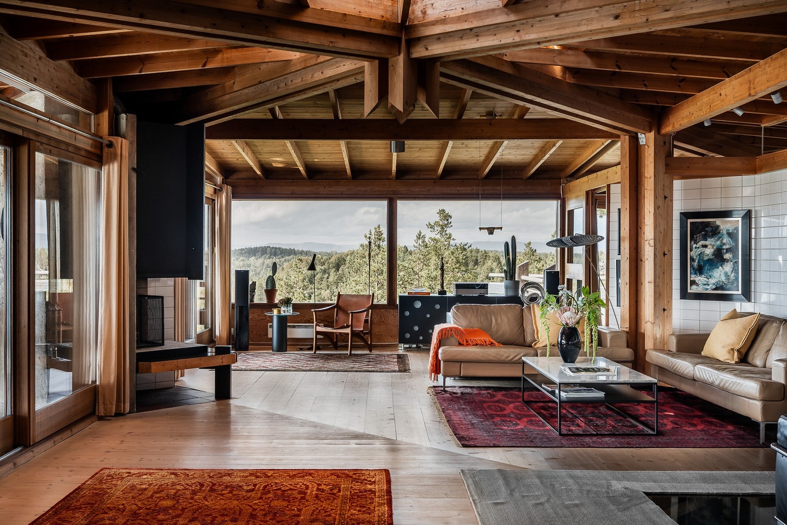 Hovedplanet rommer boligens primære oppholdsrom. Galleribilde