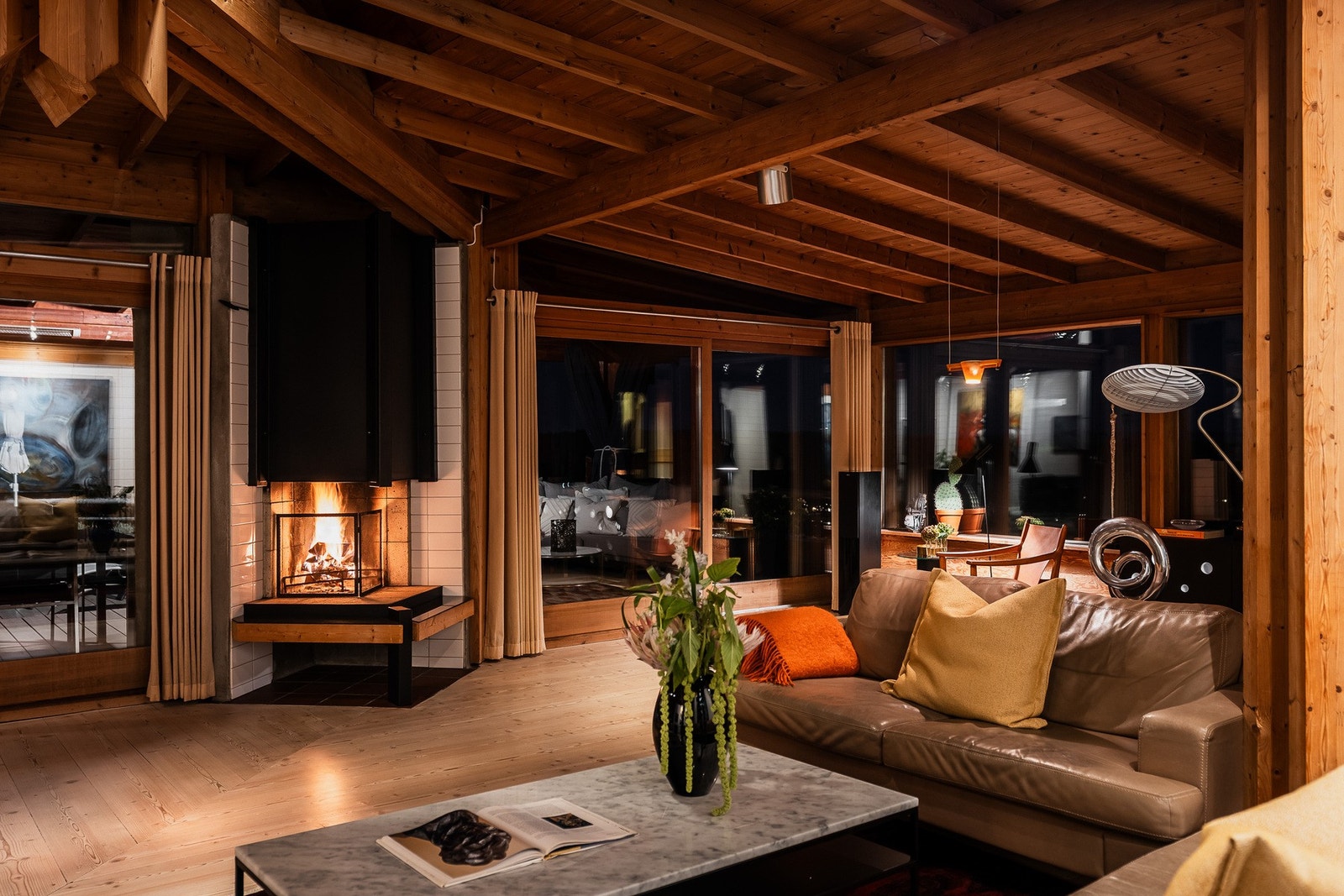 Fin atmosfære ved mørkets frembrudd . Galleribilde