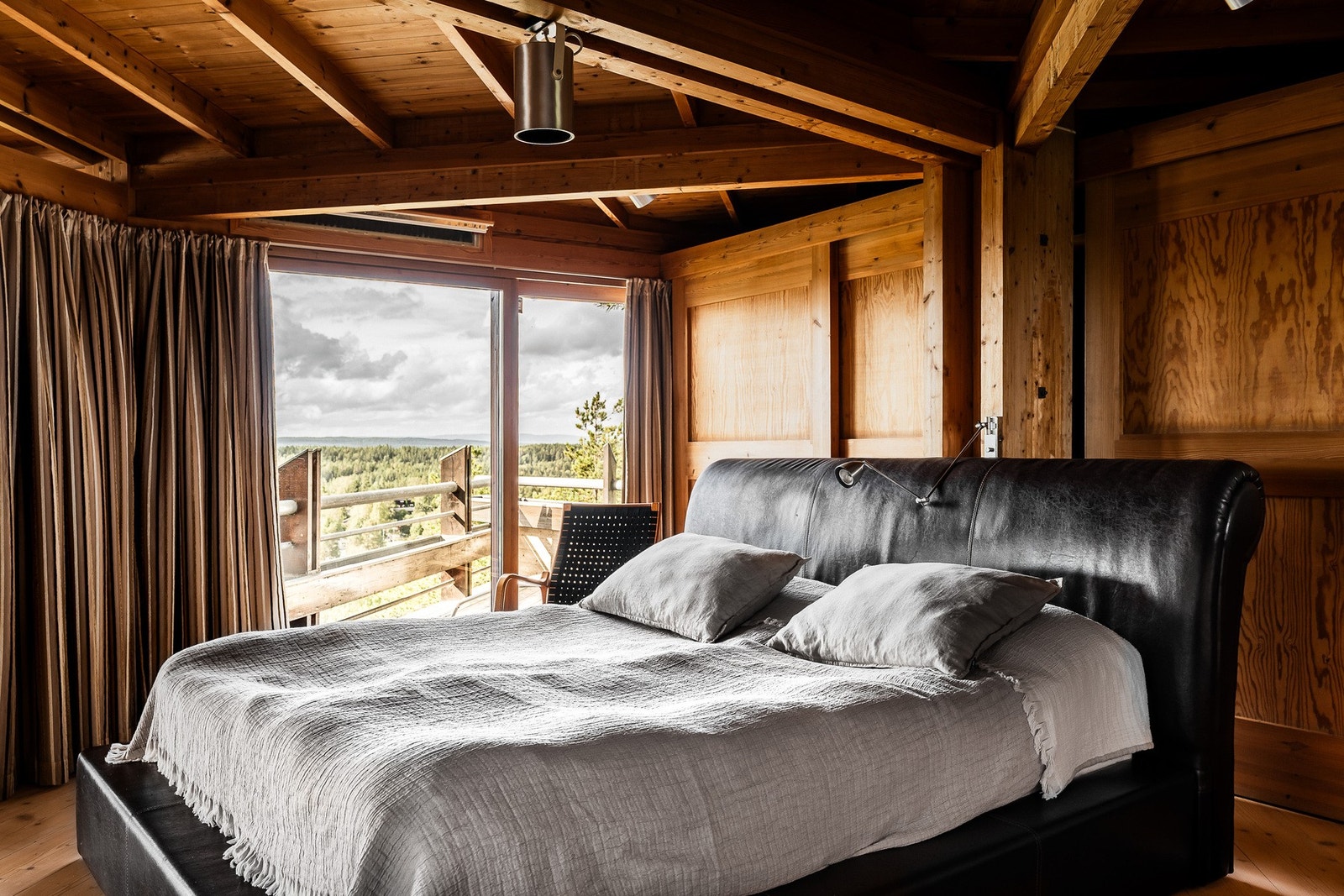 Master bedroom har utgang til terrasse. Galleribilde