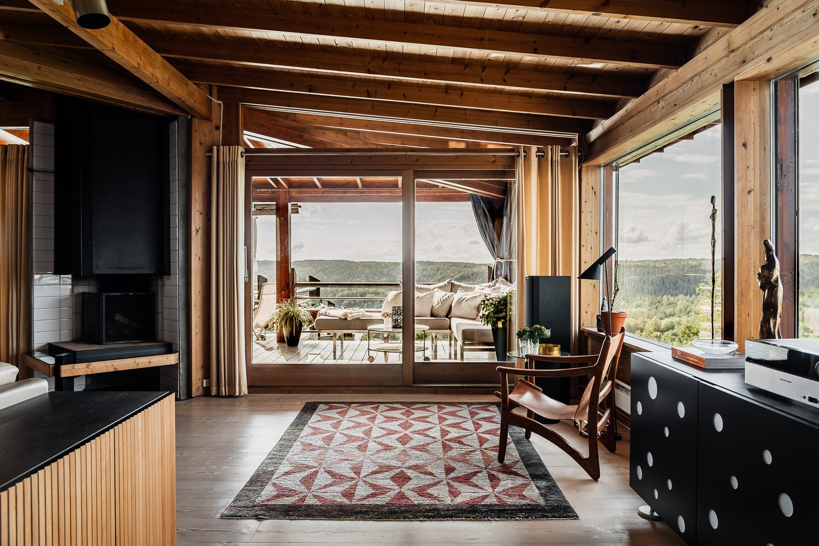 Stue og spisestue har åpen løsning med peis, utgang til terrasse og god plass for familieliv og sosiale sammenkomster. Galleribilde