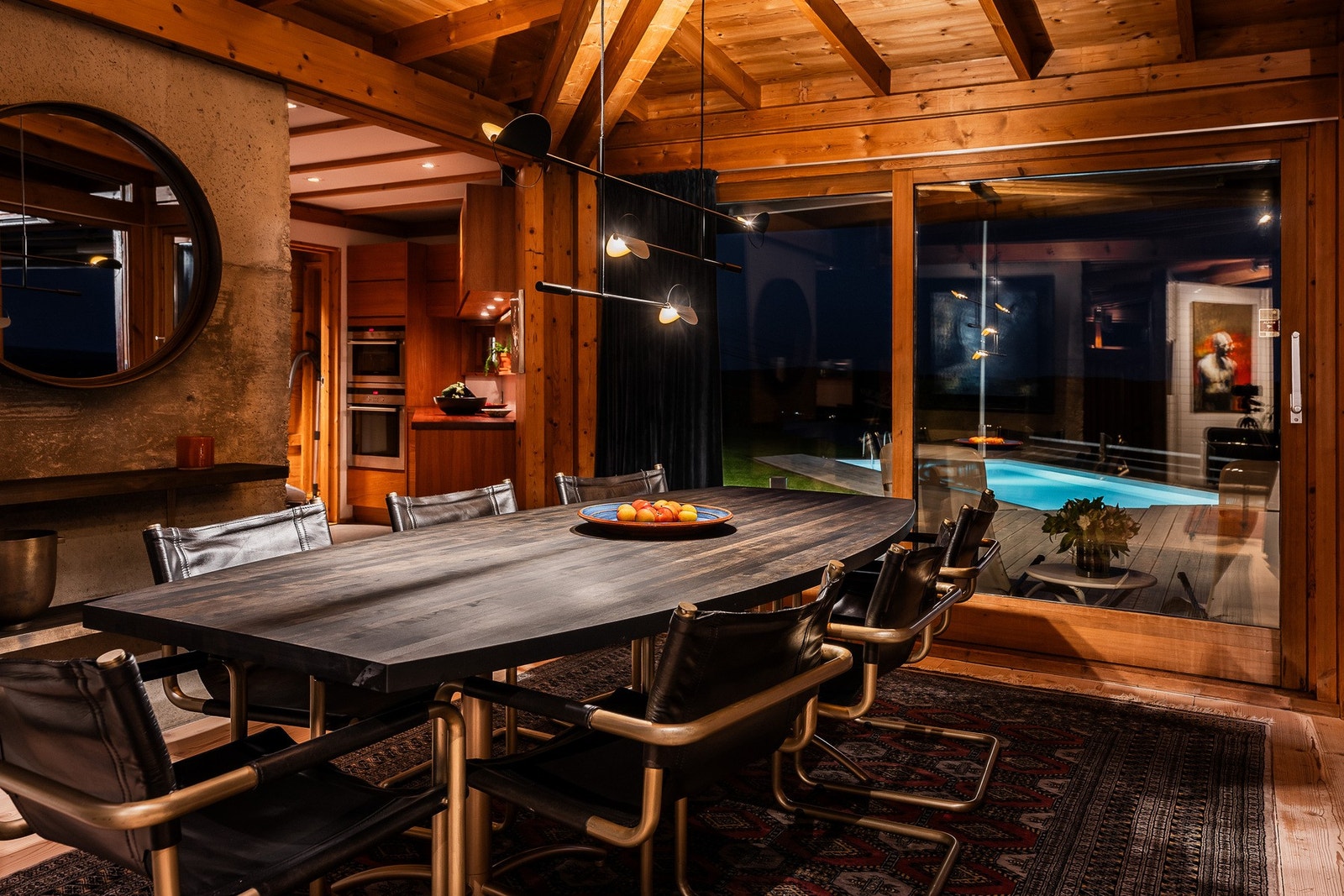 God plass til langbord og middagsgjester. Galleribilde