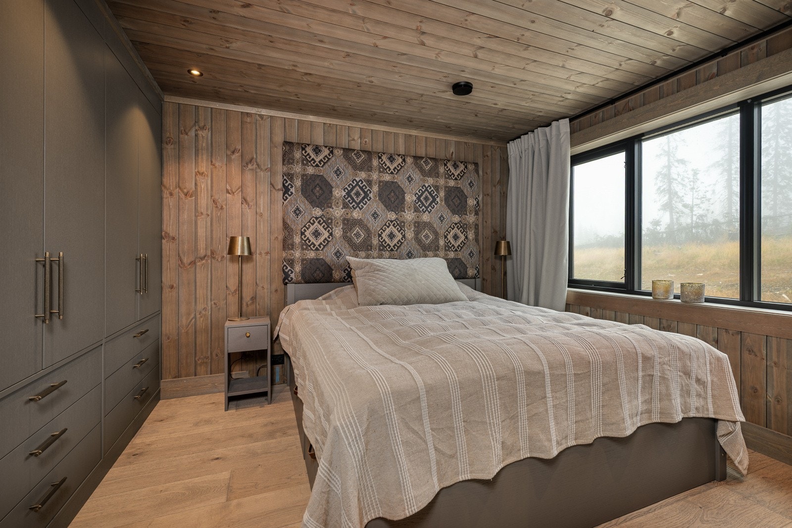 Hytta har til sammen fem soverom, hvor av to befinner seg i første etasje. Galleribilde