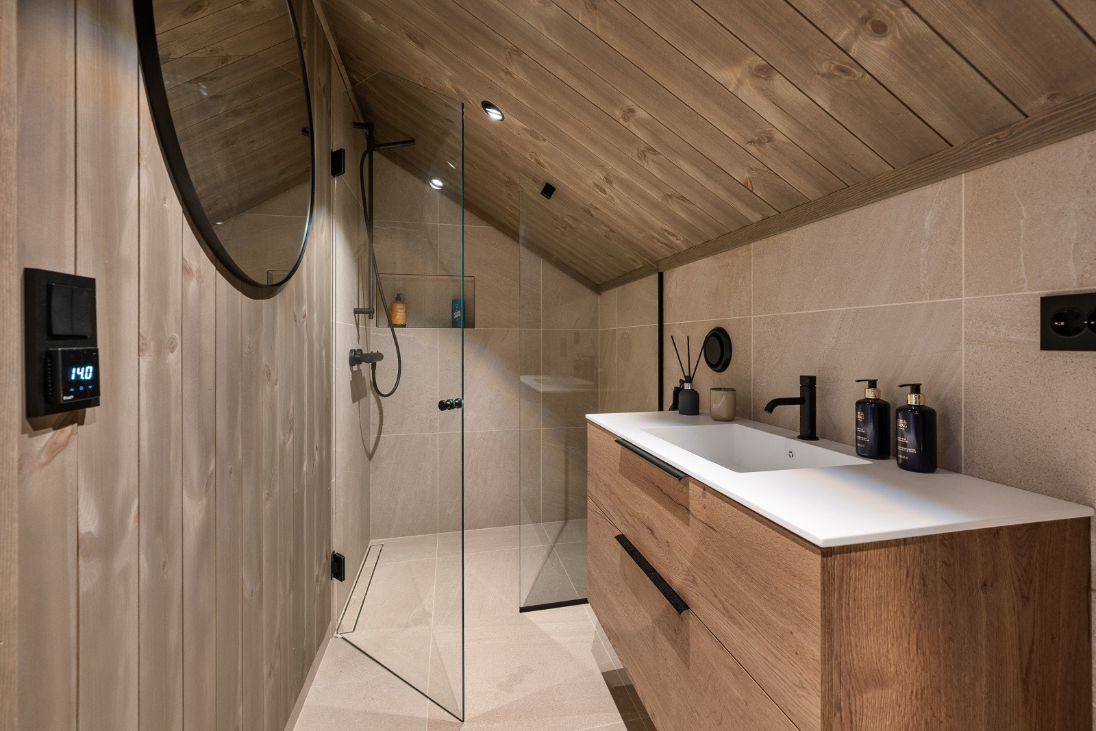 Badet på hemsen har fliser, elektrisk gulvvarme og innredning fra Korsbakken i brun eik natur. Galleribilde