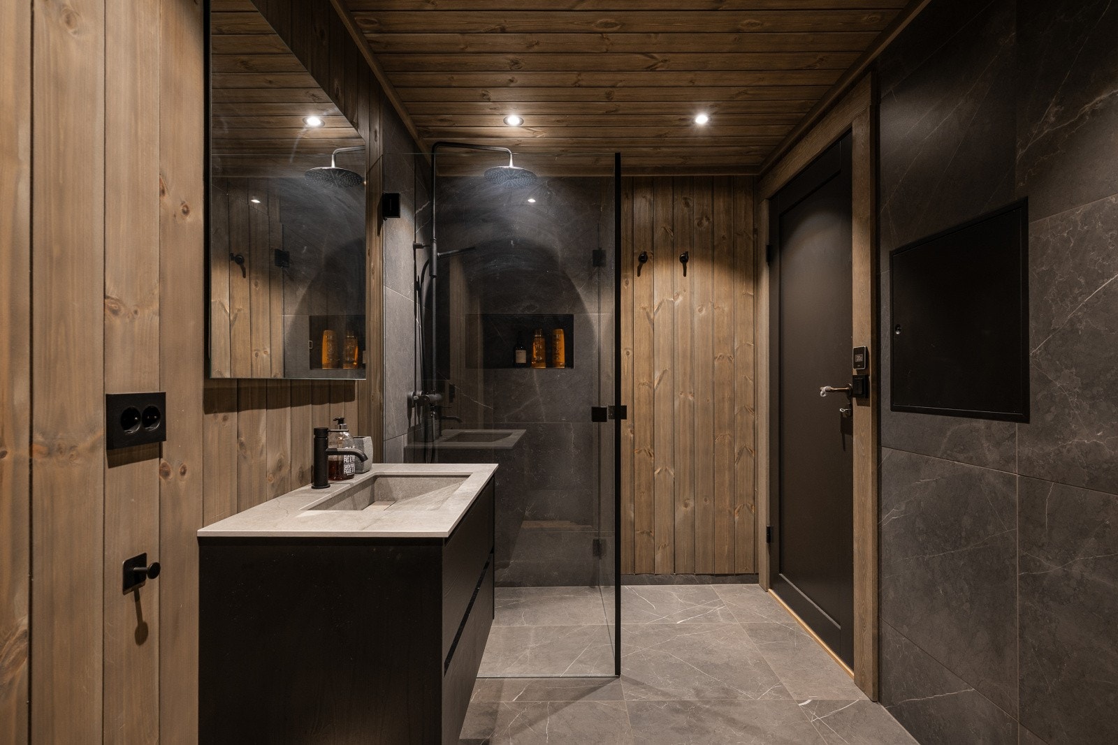 Alt er levert i sort matt finish for et helhetlig og eksklusivt uttrykk. Galleribilde