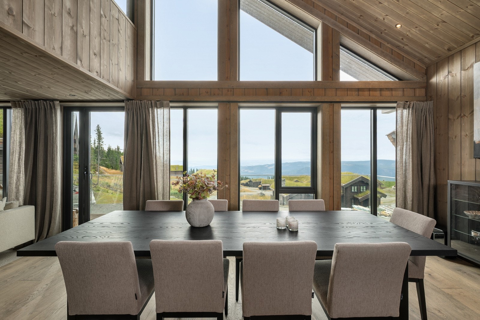 Nyt utsikten mot omkringliggende fjellandskap. Galleribilde