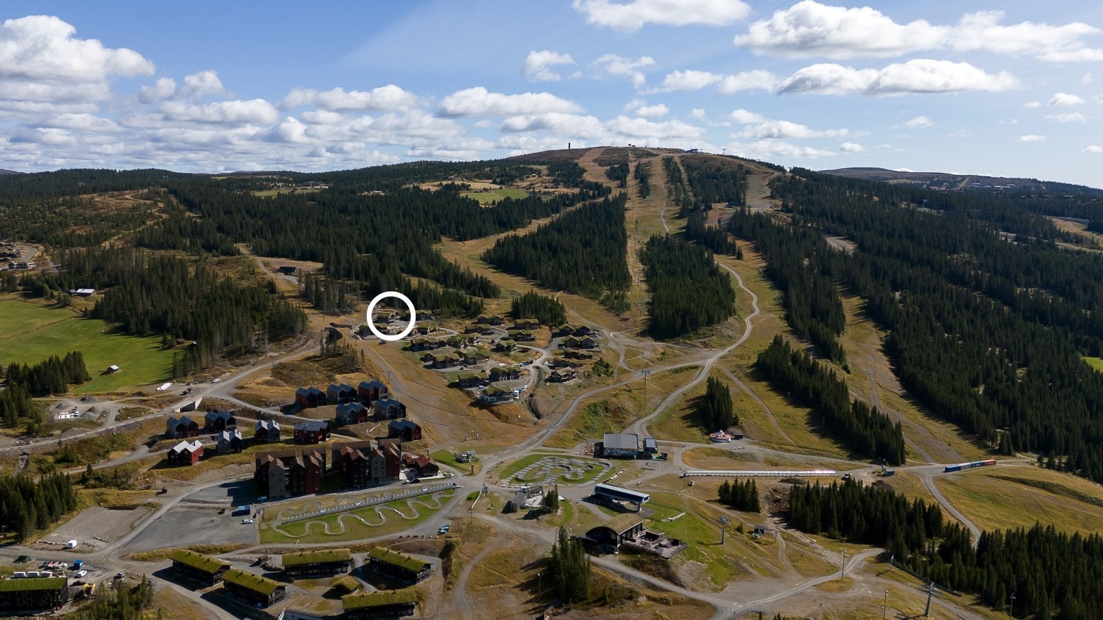 Rett nedenfor hytta ligger stolheis Hafjell 360 og spisestedene på Skavlen og Favn, for å nevne noe. Galleribilde