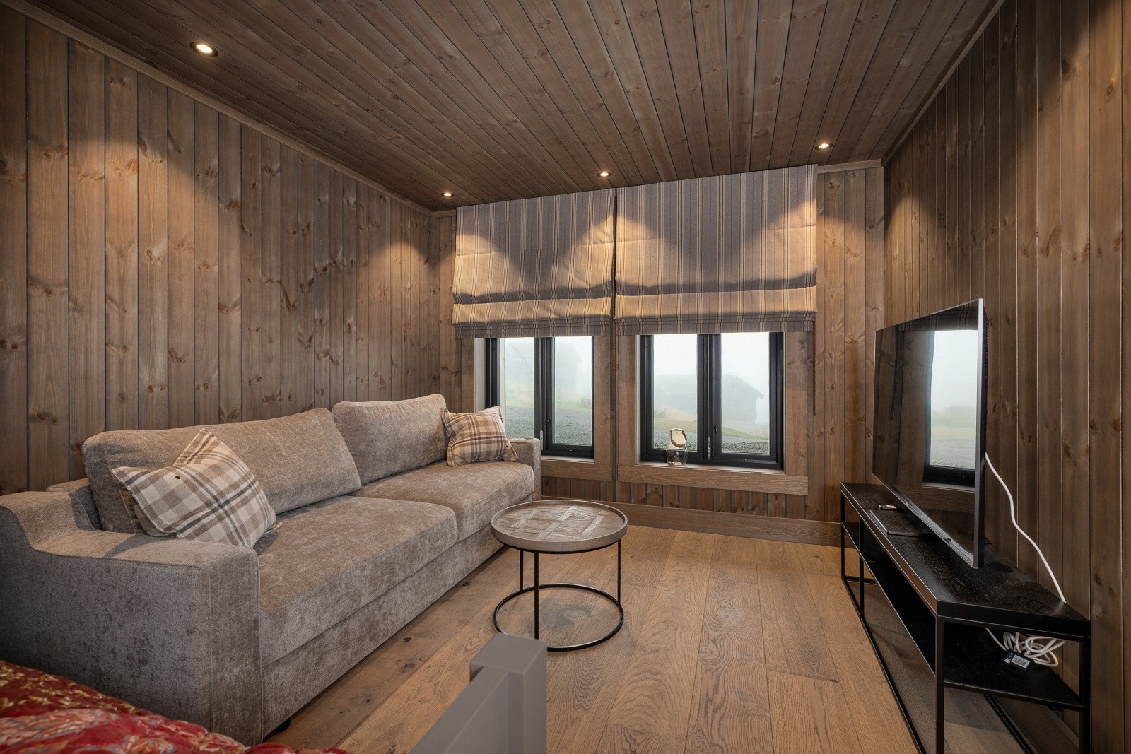 Familiesoverom i underetasjen har dobbeltseng, køyeseng og sovesofa - ideelt for barnefamilier eller gjester. Galleribilde