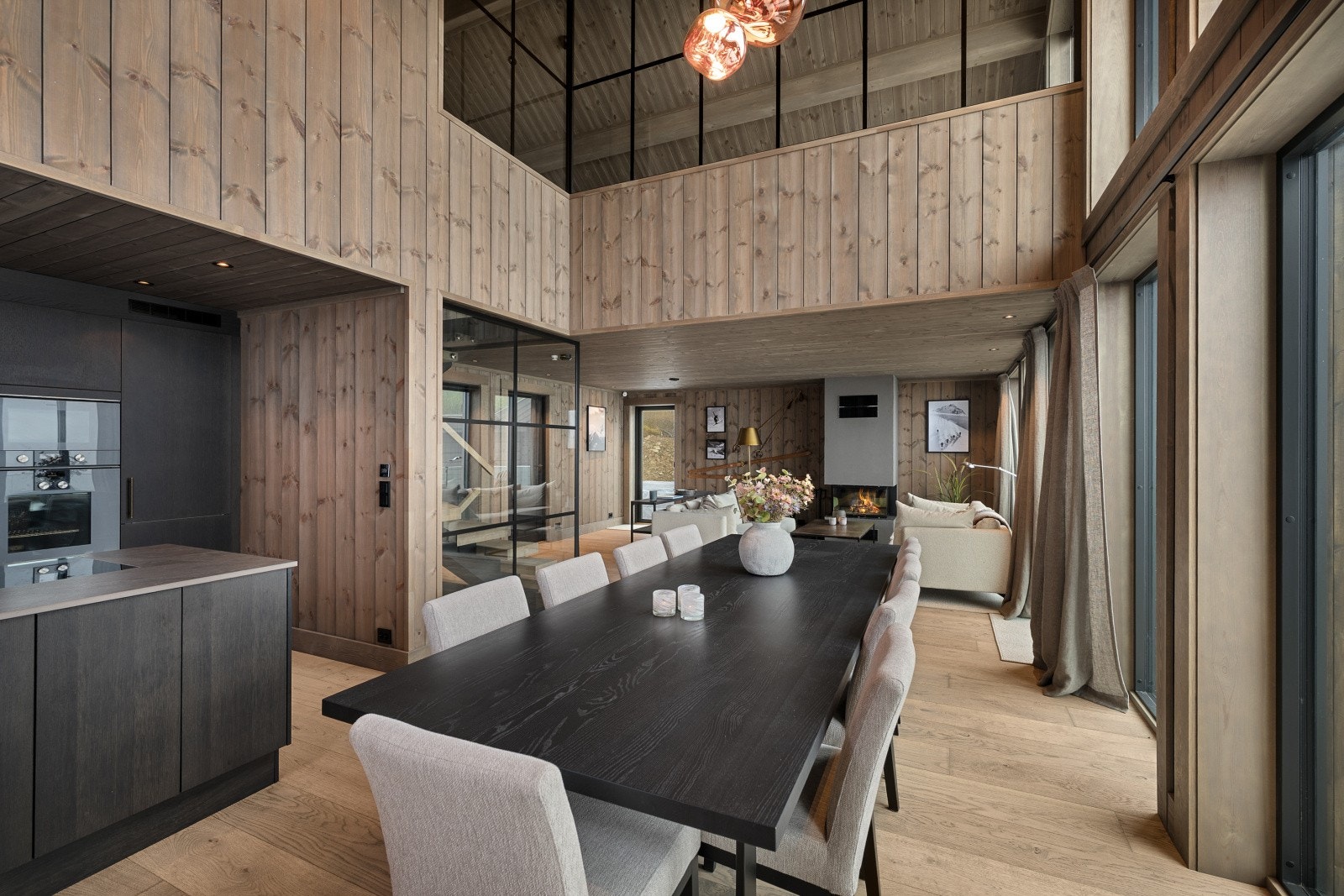 Hovedetasjen har rikelig med boltreplass, i tillegg til TV-stuen i etasjen over. Galleribilde