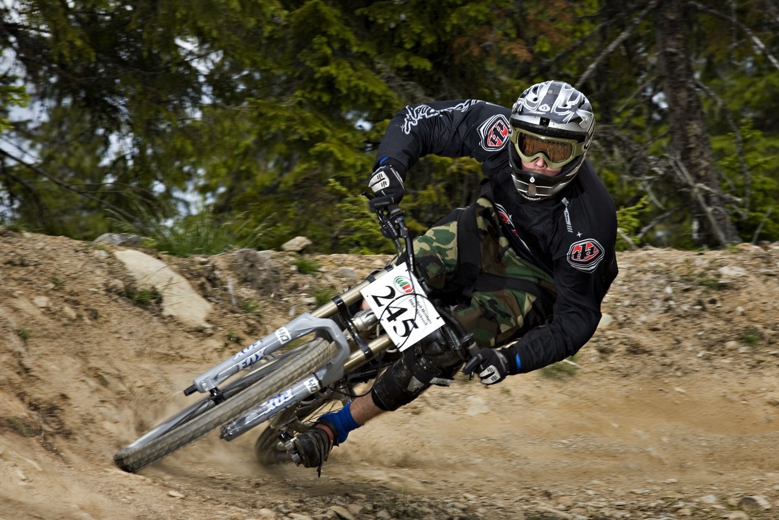 Ønsker du mer fart og spenning kan Hafjell Bike Park være noe for deg. Galleribilde