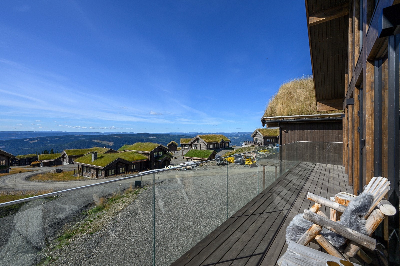 Her kan du nyte morgenkaffen med utsikt, eller samle venner og familie til lange sommerkvelder. Galleribilde