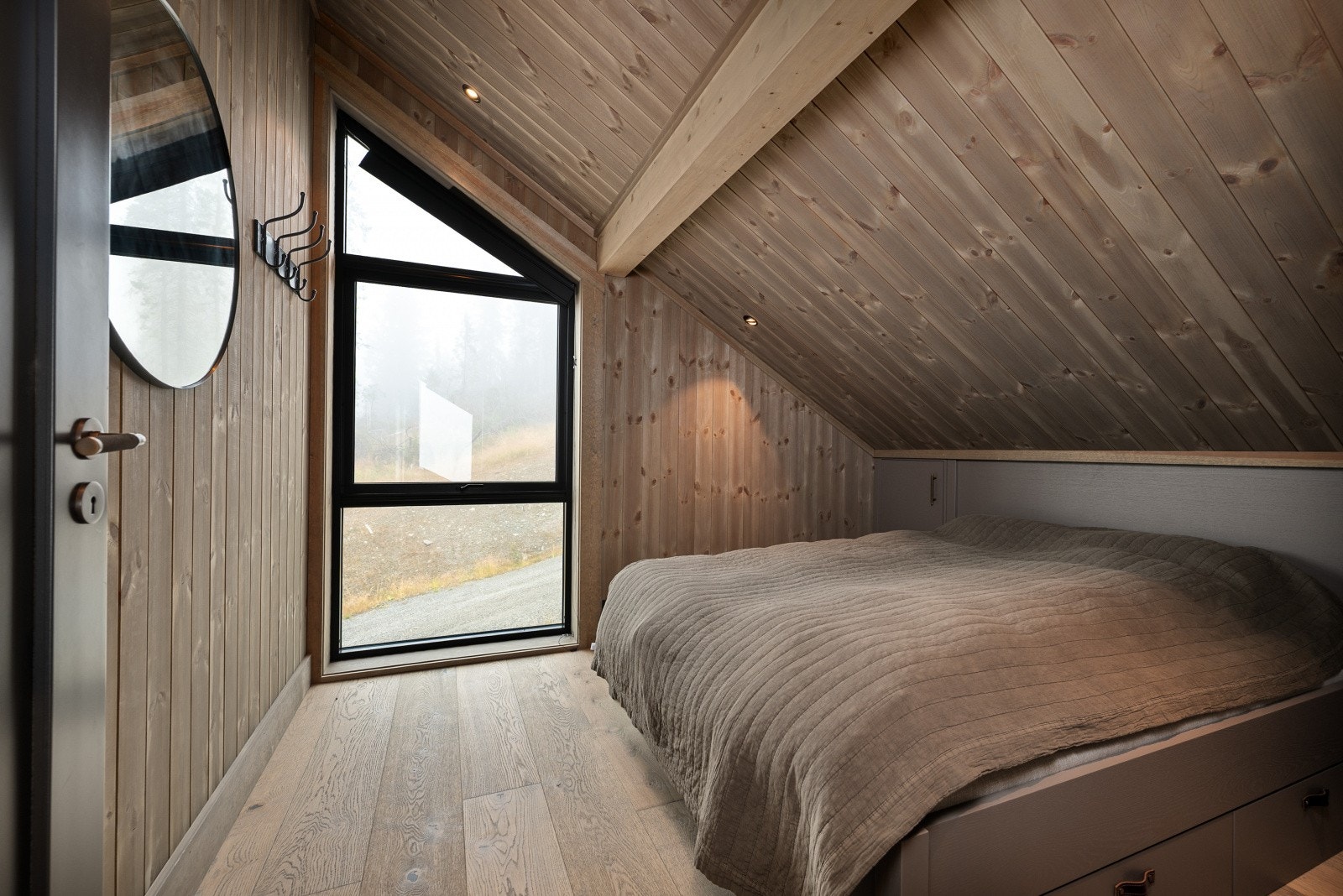 Rommene i toppetasjen er utstyrt med dobbeltseng og har lagring under sengene og i knevegger. Galleribilde