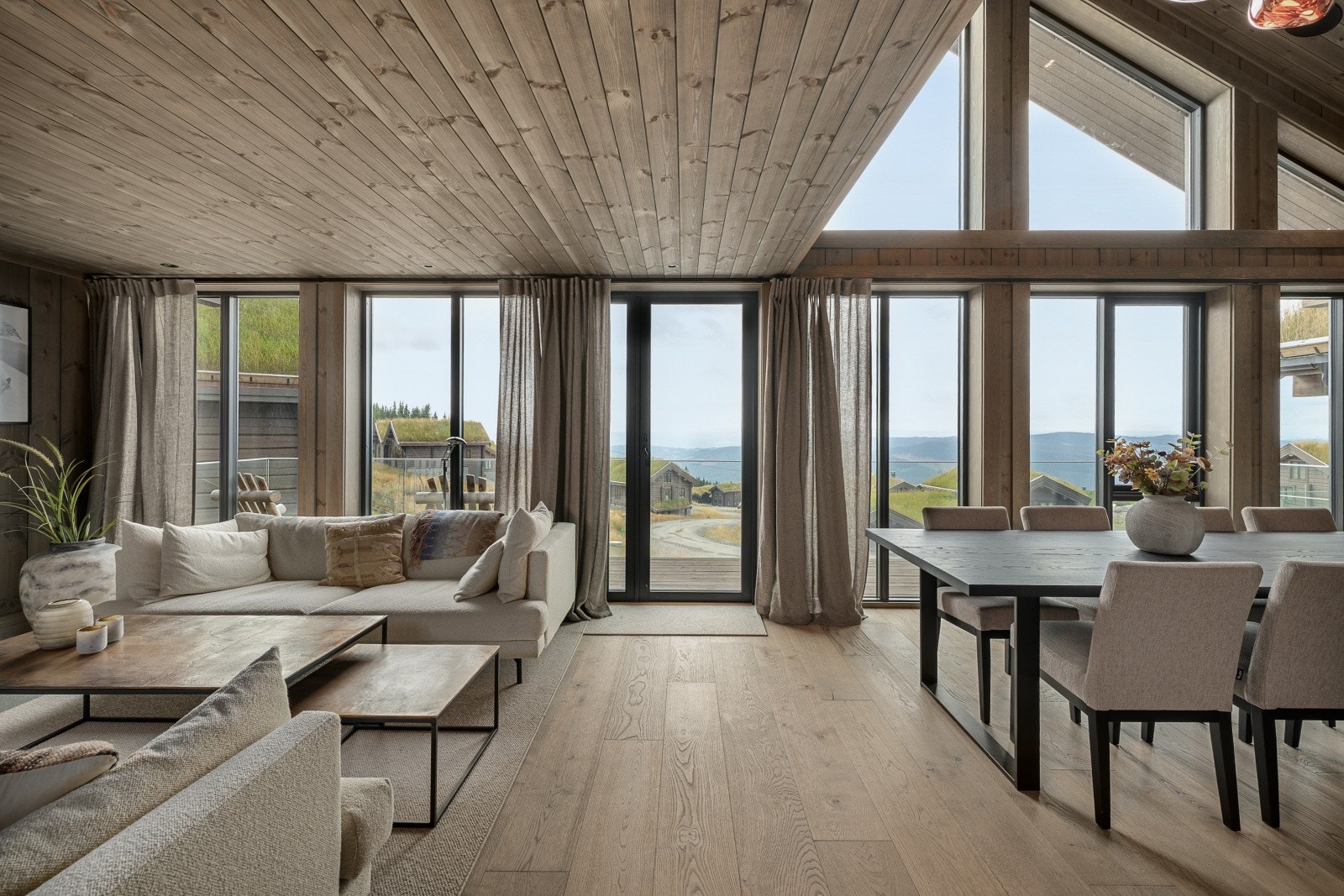 Stuen er meget trivelig med lune farger og store vindusflater. Galleribilde