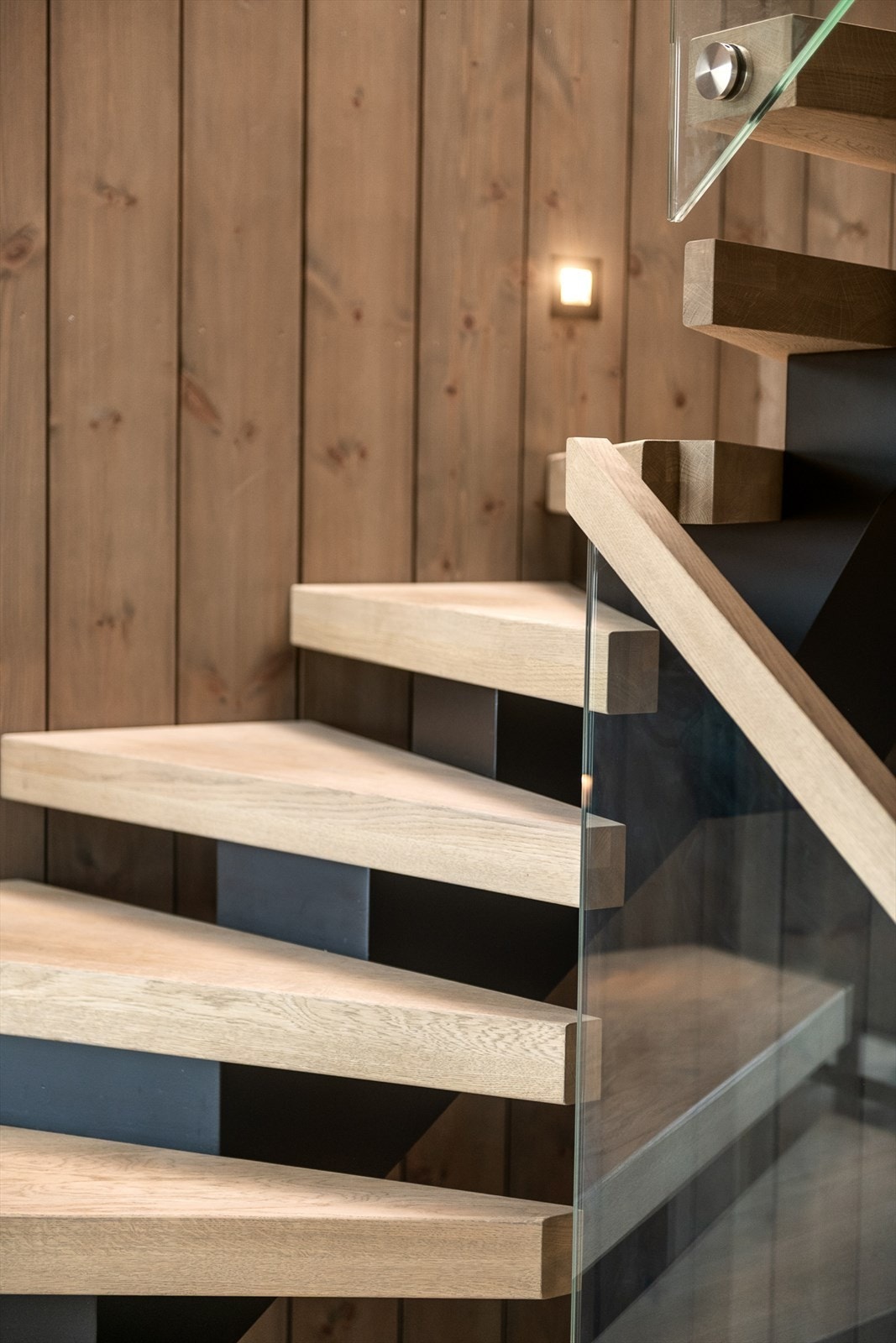 Eksklusiv trapp ståltrapp med heltre trinn og rekkverk i glass. Galleribilde