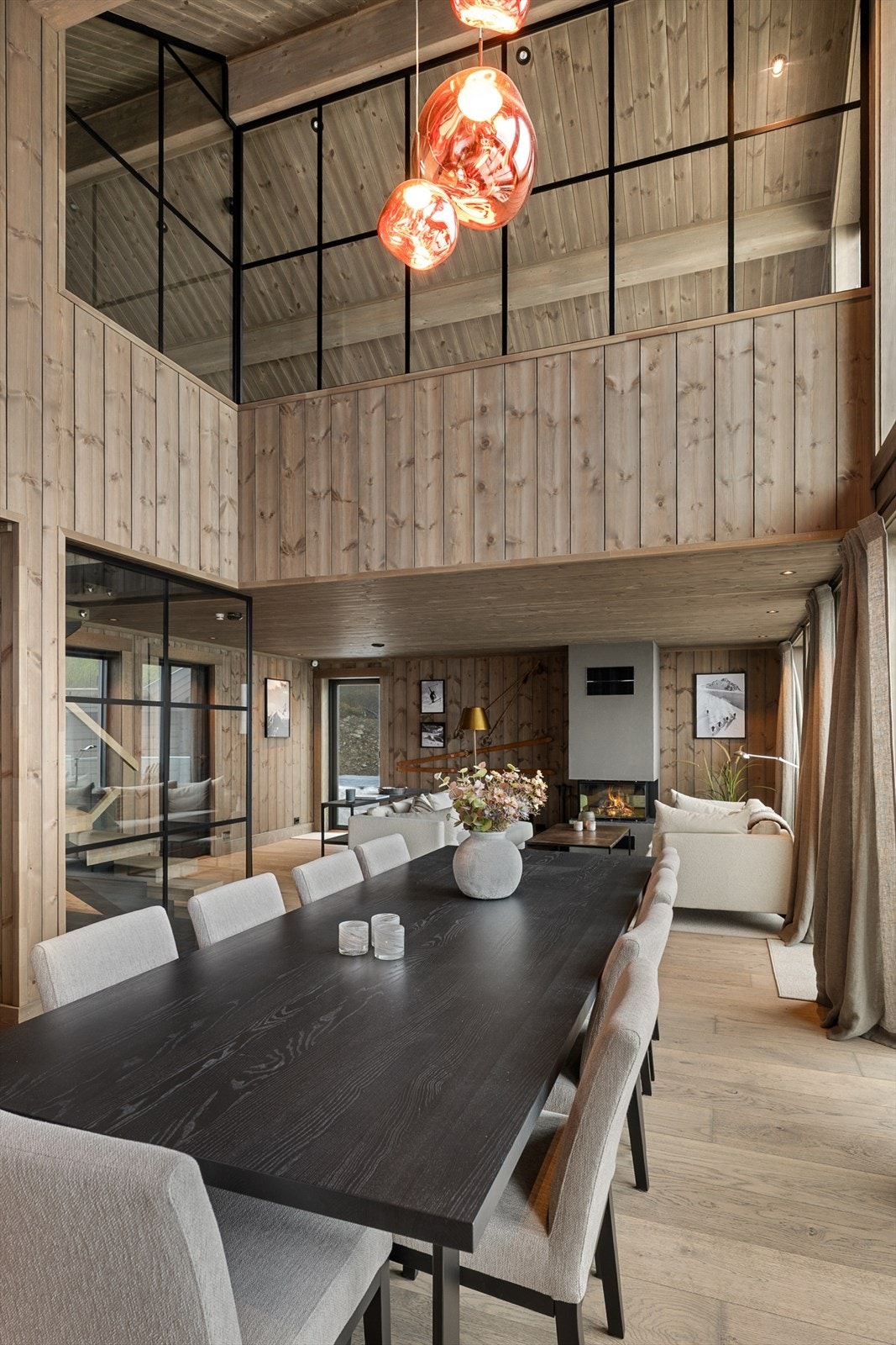 Stilrent interiør og dus fargepalett gir en rolig og behagelig atmosfære. Galleribilde