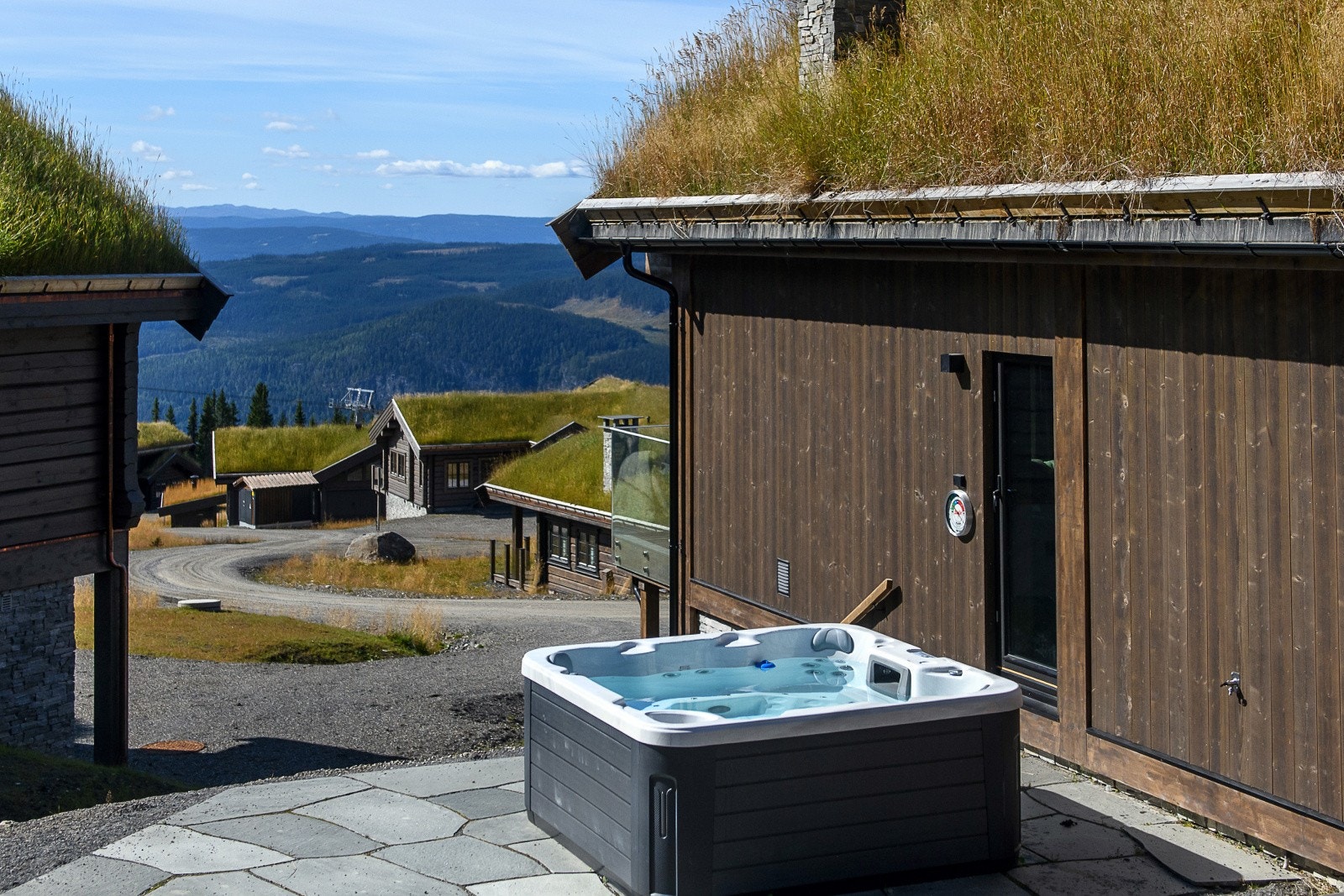 Hytta har også et massasjebad fra Quality Spa med plass til 7 personer - appstyrt og klar for bruk året rundt. Galleribilde