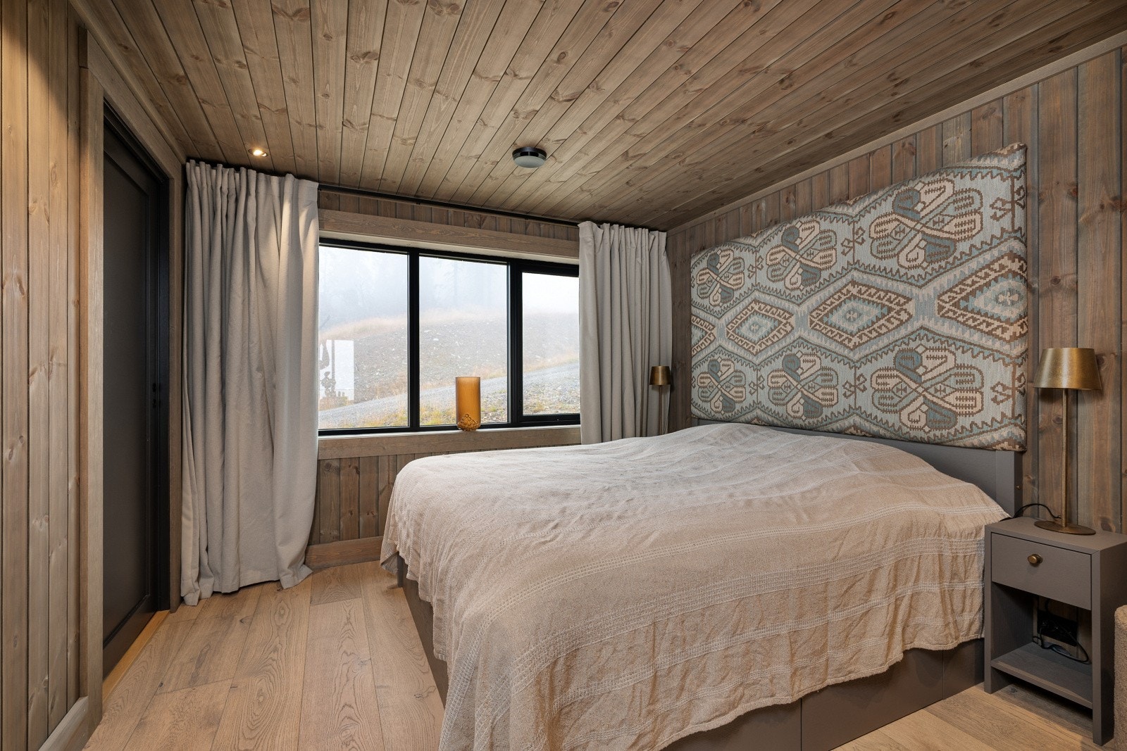 Rommene er romslig og har plass til stor dobbeltseng. Galleribilde