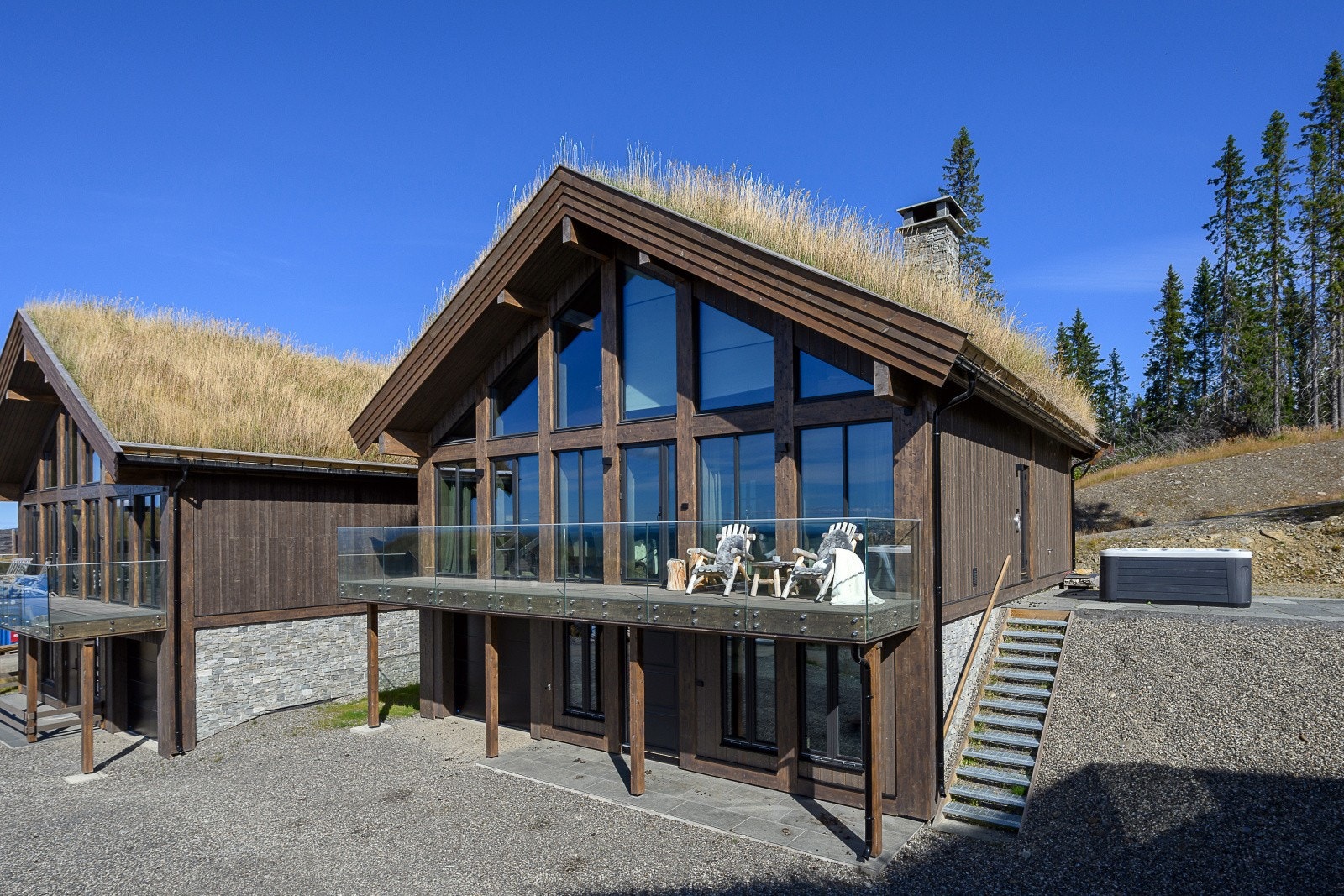 Hytta har gjennomgående høy standard og rikelig med boltreplass både inne og ute. Galleribilde