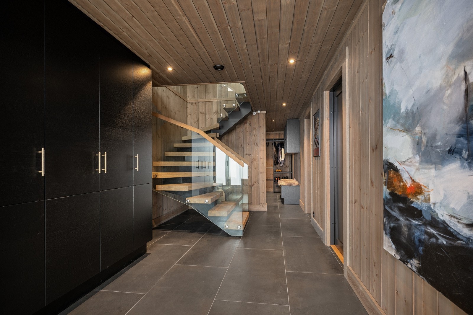 Hyttas inngangsparti ligger i underetasjen. Her er alt tenkt på med gode lagringsmuligheter for klær i garderobe og skap. Galleribilde