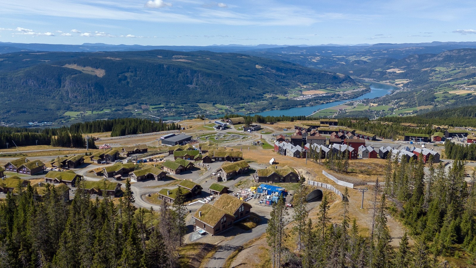 Fra hytta har man direkte adkomst til "alt" Hafjell har å by på: langrennsløypa/lysløypa på Mosetertoppen passerer og alpinbakken - enklere blir det ikke! Galleribilde