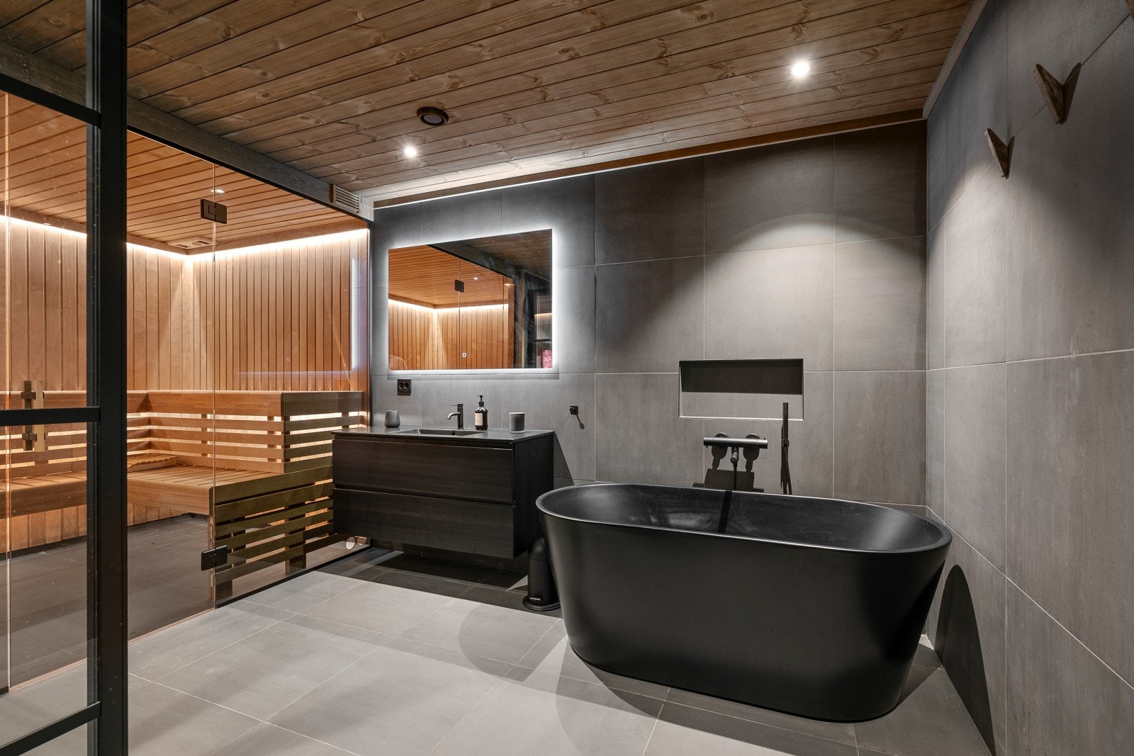 Spa-bad i underetasjen med lekre gjennomføringer og detaljer. Galleribilde