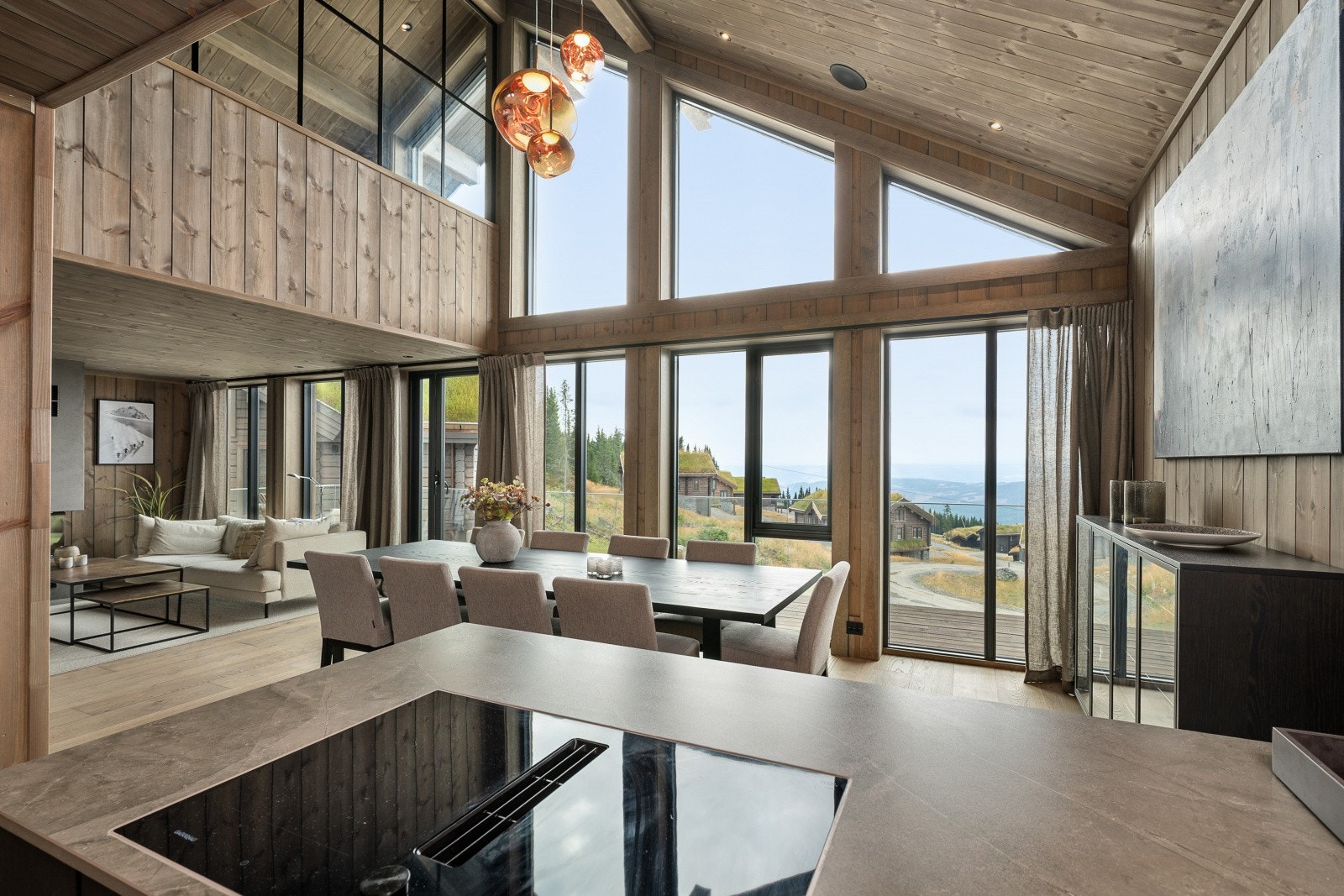 En rålekker hytte med ski inn/ut til både alpint, langrenn og lysløype. Galleribilde