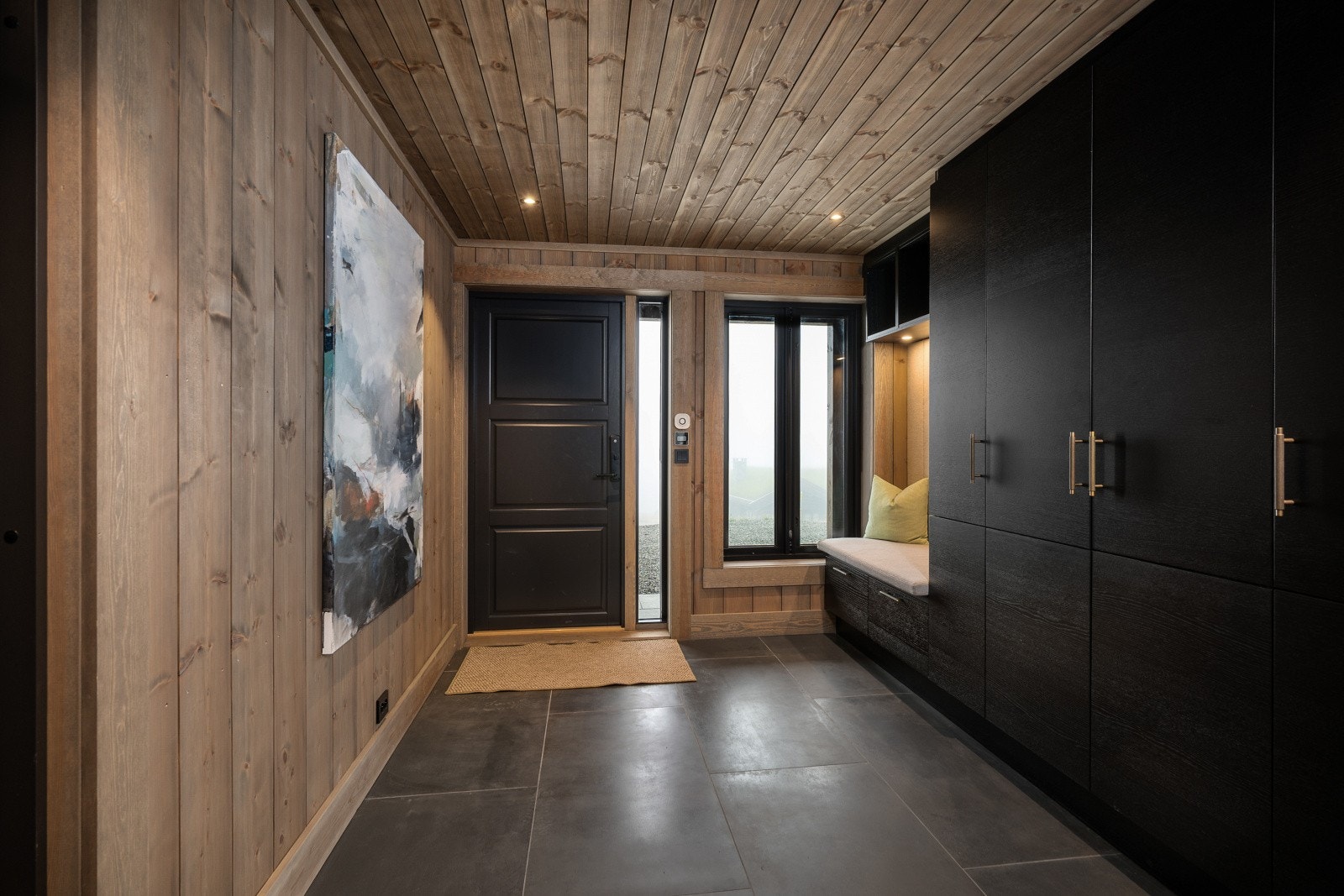 Smart utnyttet areal med sittebenk. Galleribilde