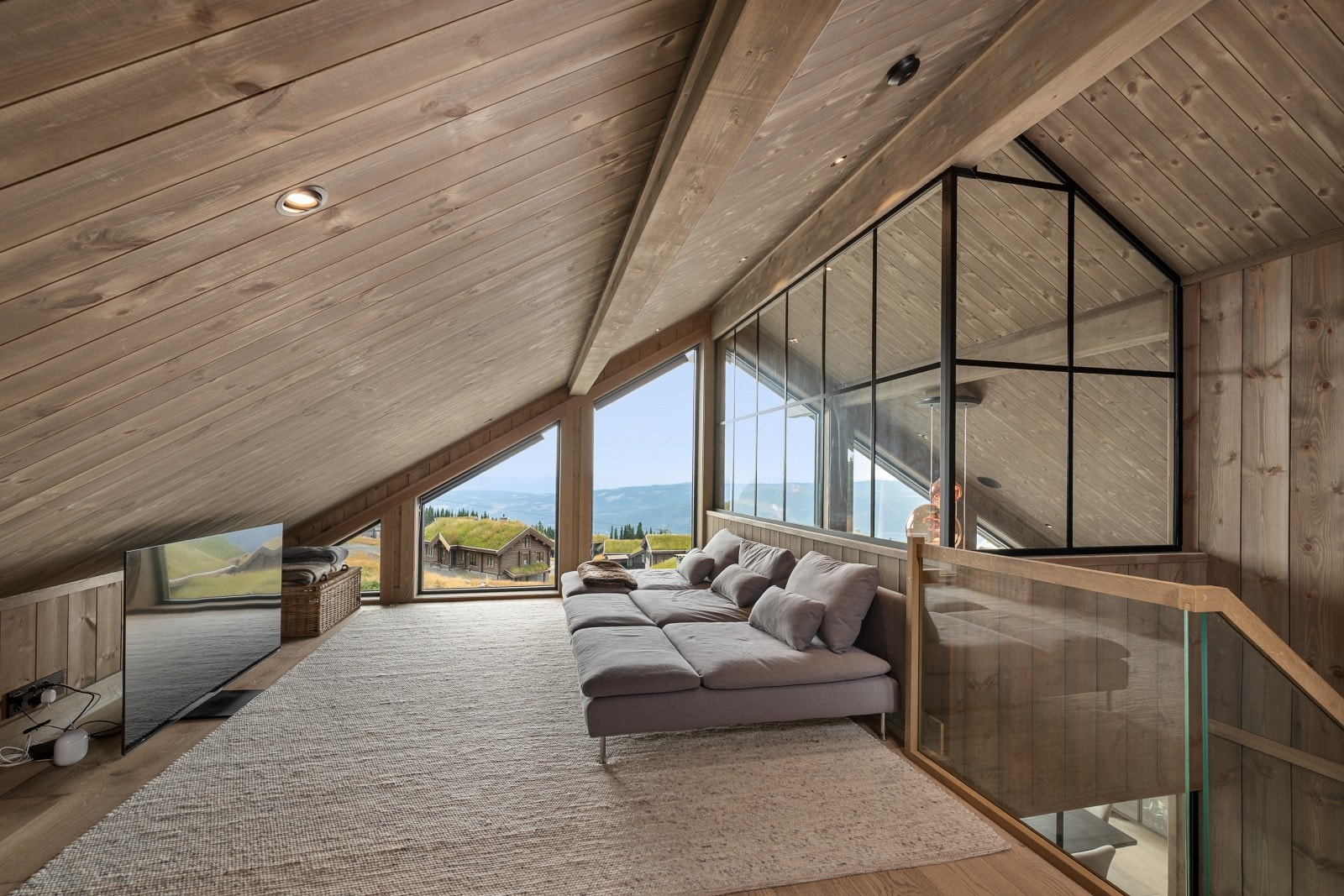 Videre opp på hemsen er det to soverom, stue og et bad. Galleribilde