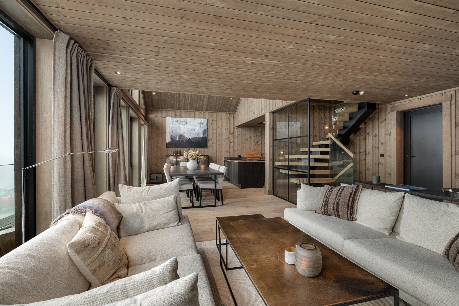 Hytta fra 2024 har moderne arkitektur, store vindusflater og eksklusive materialvalg. Legg merke til trappen. Galleribilde