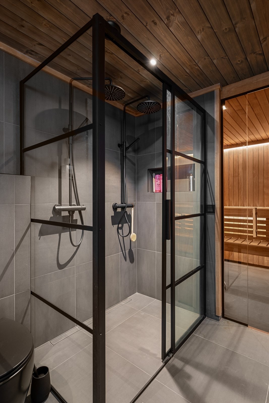 Badet inneholder badekar, dusj, servantmøbel fra Viking og en romslig badstue med kvistfri osp, integrert LED-belysning og elektrisk ovn - perfekt etter en dag i bakken eller på tur. Galleribilde