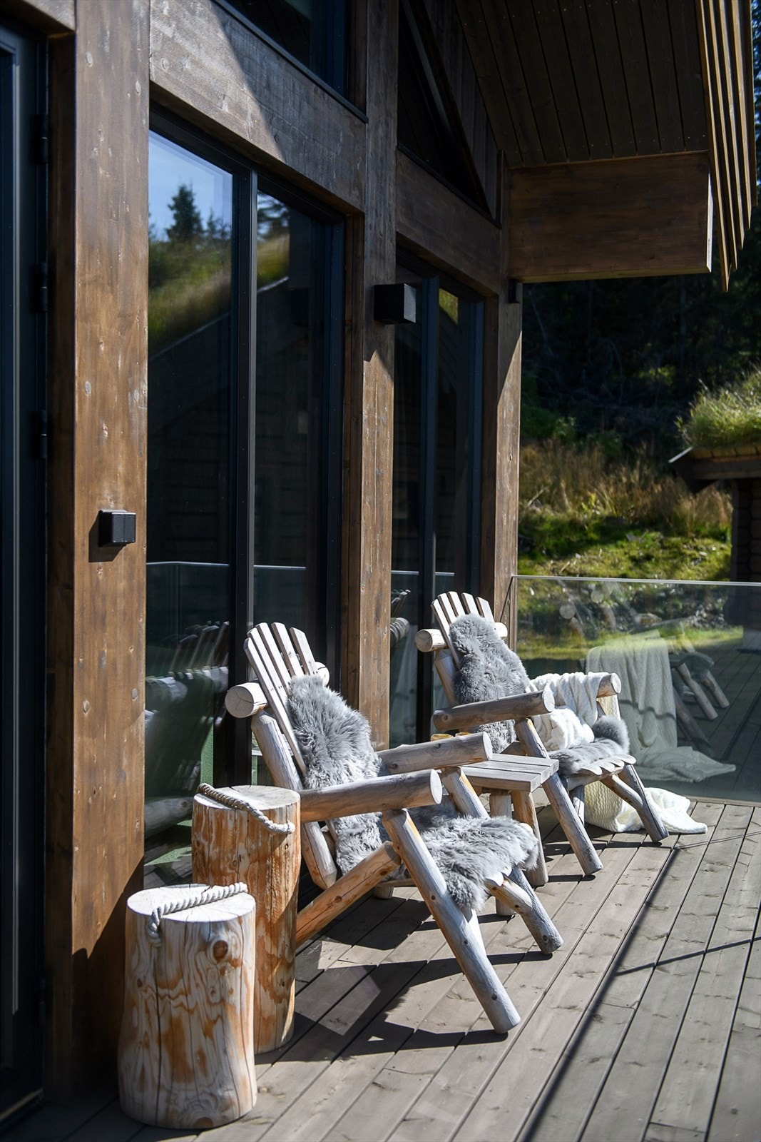 Verandaen ligger sør-/vestvendt og byr på gode solforhold. Galleribilde