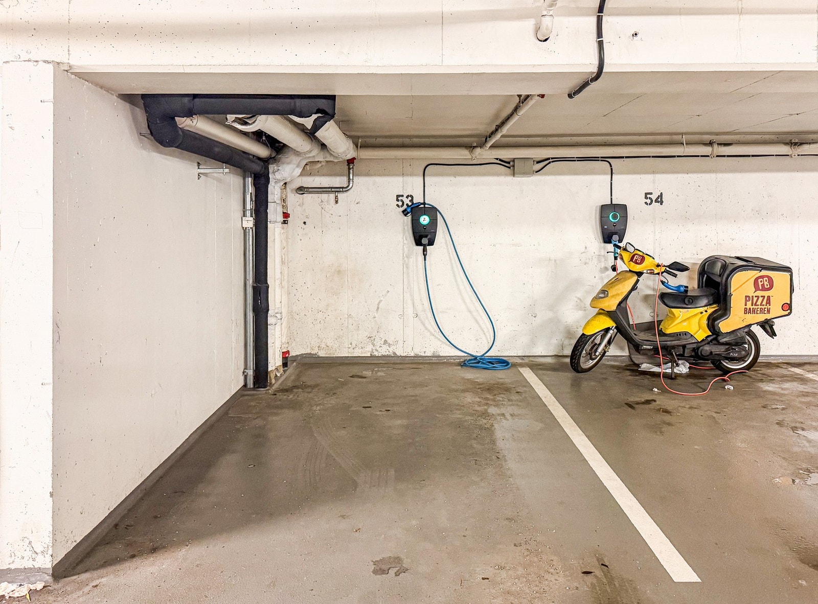 Mulighet for å kjøpe selgers faste garasjeplass med elbillader. Parkeringsplassen er i byggets 2. etasje. Ta kontakt med megler for mer informasjon. Galleribilde