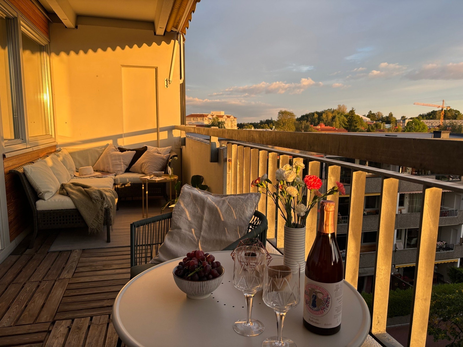 Balkongen vender mot sydvest og er lun, privat og solrik. I regi av borettslaget vil det bli gjennomført rehabilitering med innglassing, glassrekkverk og oppgradering av betong. (Private bilder tatt av nåværende eier.) Galleribilde