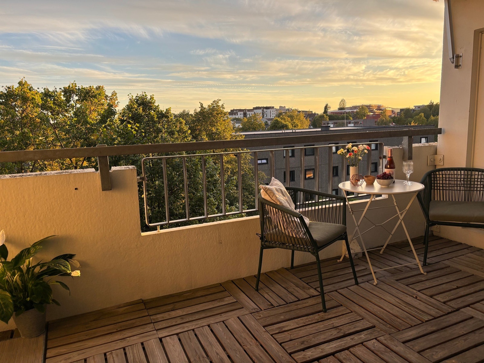 Leiligheten har en fin intern beliggenhet i borettslaget, med sydvestvendt balkong og gode solforhold. (Private bilder tatt av nåværende eier.) Galleribilde