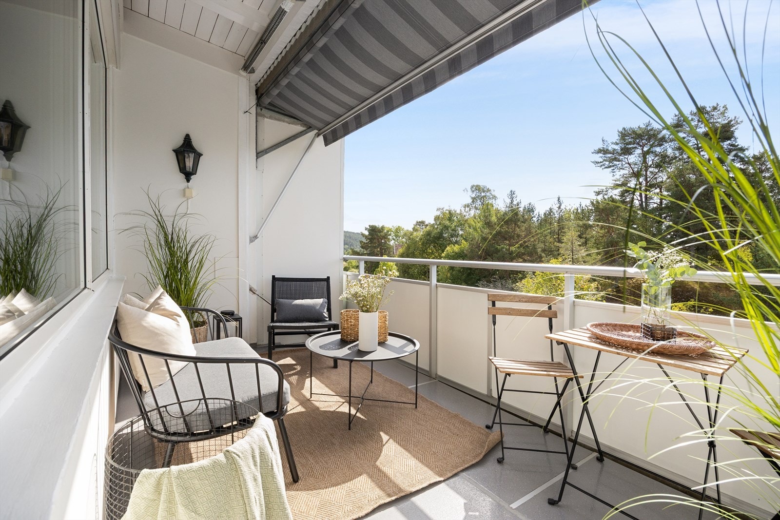 En pen, luftig og gjennomgående 3-roms med svært god intern beliggenhet i toppetasje. Galleribilde