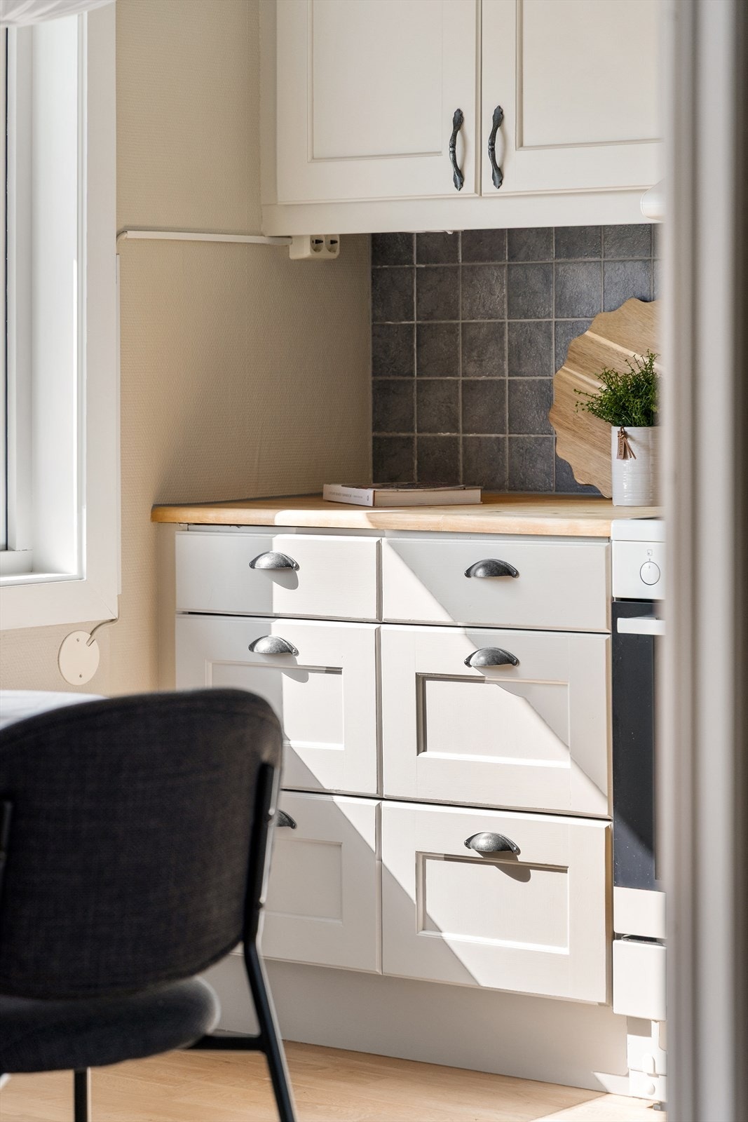 Det er fin plass til en liten spisegruppe på kjøkkenet. Her kan morgenkaffen nytes. Galleribilde