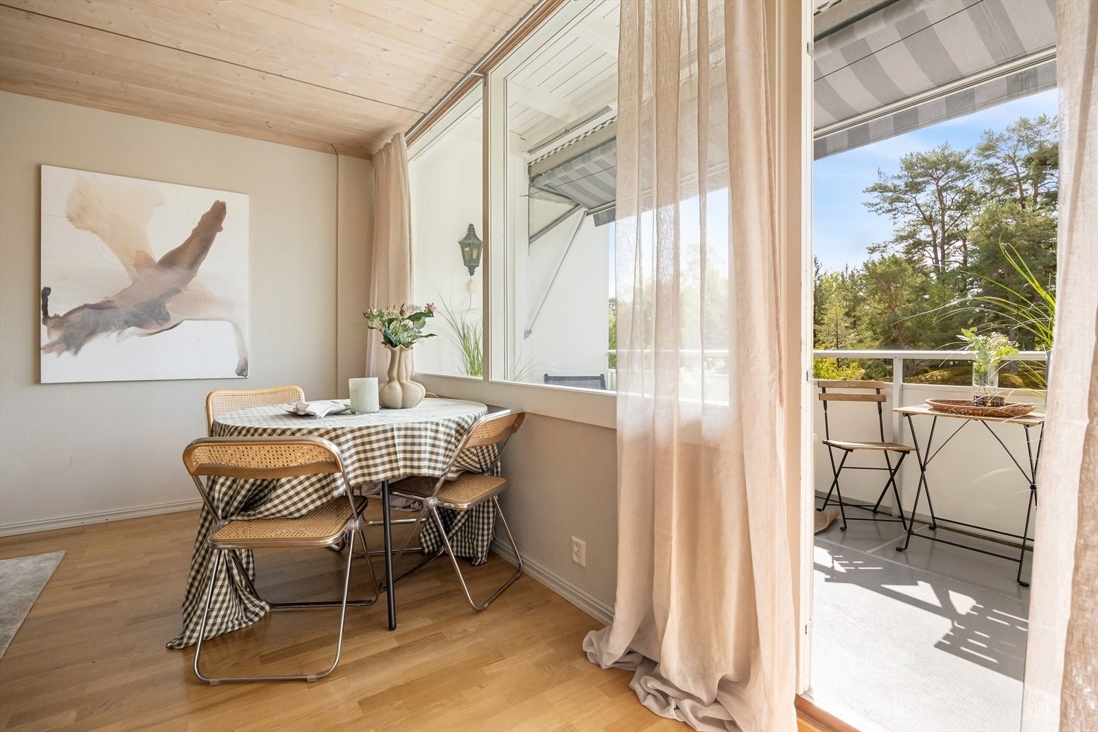 Balkongen er en fin forlengelse av stuen i sommermånedene. Galleribilde